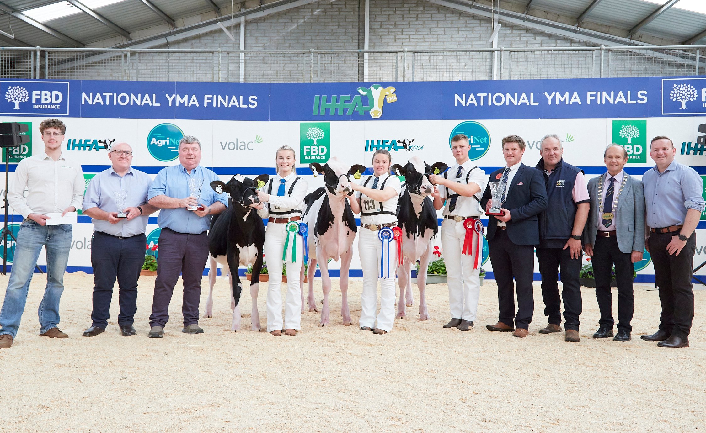 Handler Championship line up: Noel Walsh (AnimalPharmacy.ie) sponsor, Liam Gannon and David White (Volac), Sponsor, Lauren Gilbert – Northern Ireland (Honourable Mention Handler), Claire Kirby - Cork (Reserve Champion Handler), Will Jones – Slaney (Champion Handler) with judge Michael Yates, and Trevor Hanley (AgriNet), sponsor, John O’Sullivan IHFA President, Laurence Feeney IHFA CE. Source: Maria Kelly