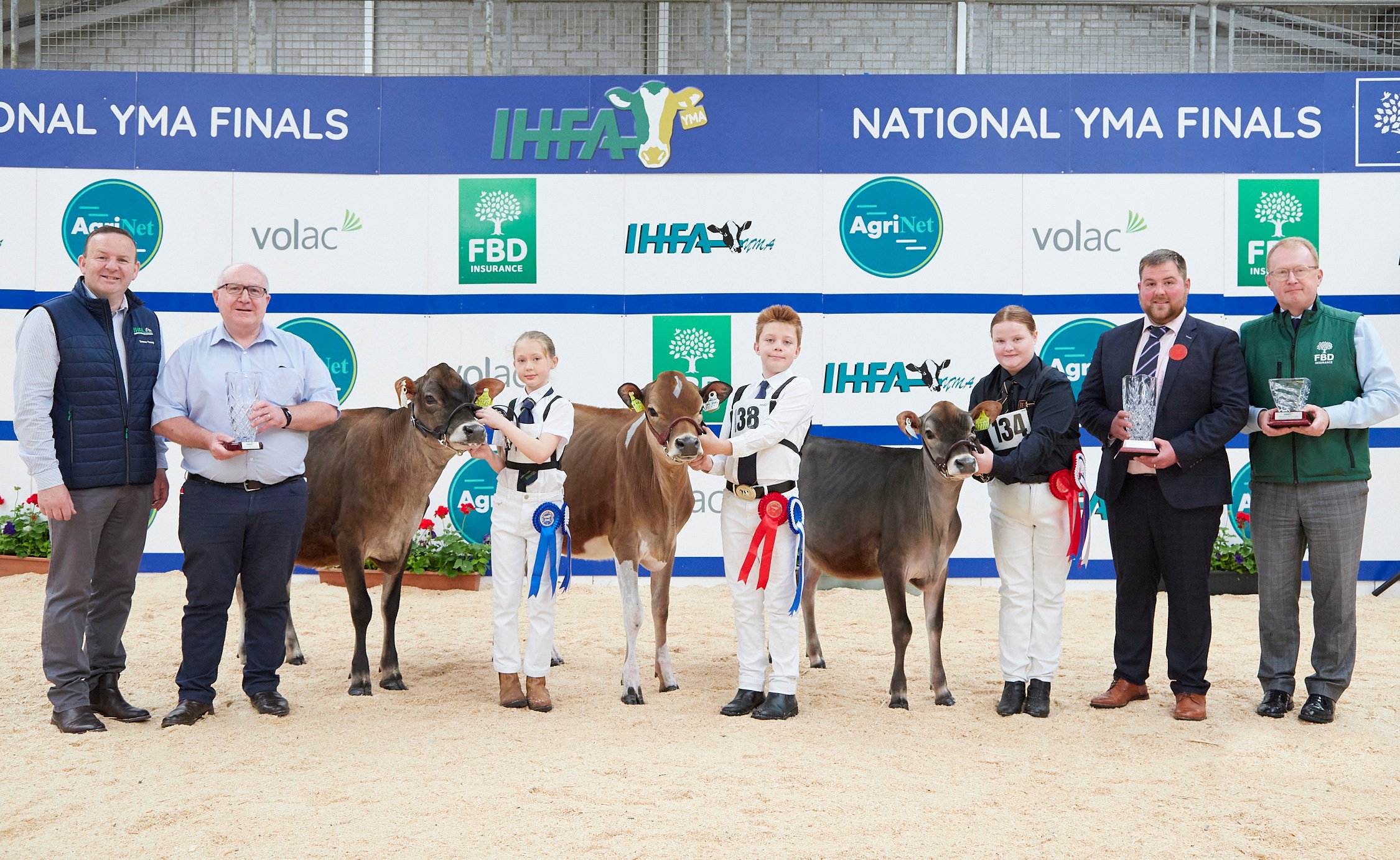Coloured Breed Championship lineup, Laurence Feeney, IHFA CE, Liam Gannon (Volac), Sponsors, Coloured Breed Honourable Mention Calf Ballythomas Gorgeous Girl – Eamonn McLoughney, handler Anna McLoughney, Coloured Breed Reserve Champion Calf Hallow Chocochip Belle – Philip &amp; Linda Jones, handler Charlie Jones, Coloured Breed Champion Calf Rathard Choco Khaleesi – Peter &amp; Paula Hynes, handler Georgina Hynes with Judge John Mclean and Donal Riordan (FBD), Sponsor. Source: Maria Kelly.