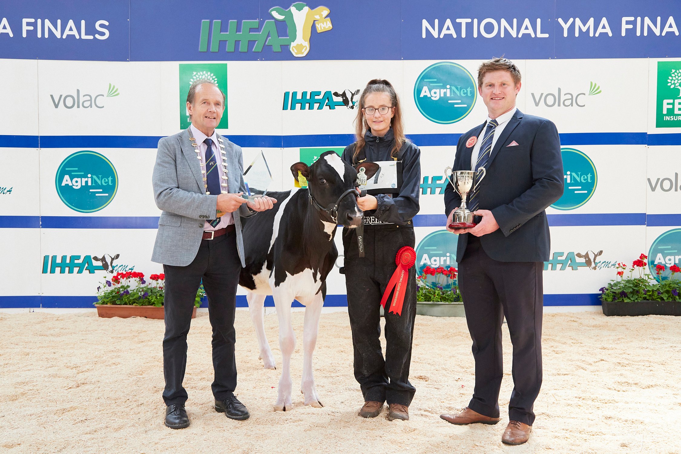 Winners of the individual clipping competition sponsored by David Clarke Livestock. John O’Sullivan, IHFA President, Judge Michael Yates presents Hannah Greenan (Breffni Oriel) 1st place winner of the individual clipping competition with her award – the Carlow / Kilkenny Perpetual Trophy for best individual clipper. Source: Maria Kelly