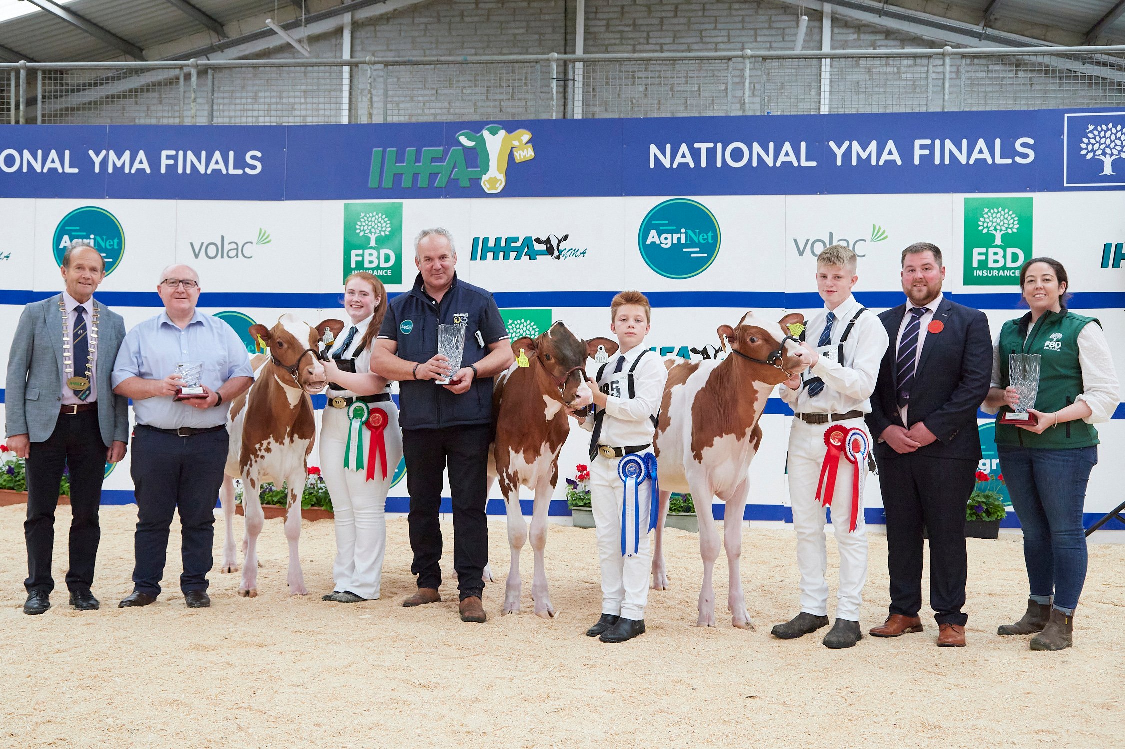 Red &amp; White Champion Calf final line up of winners: John O’Sullivan, IHFA President, Liam Gannon (Volac), sponsor, Red &amp; White Honourable Mention Calf Drumshanny Artisan Jodie Red – Trevor Williamson, handler Aoife Prunty, Trevor Hanley (AgriNet), Sponsor, Red &amp; White Reserve Champion Calf Leagh Toxic Queen Red – Melvin Masterson, handler Charlie Jones, Red &amp; White Champion Calf Leagh Tequilla Rose Red – Brian Corley, handler Alex Windrum, with Judge John Mclean and Mary Dunphy (FBD) source: Maria Kelly.