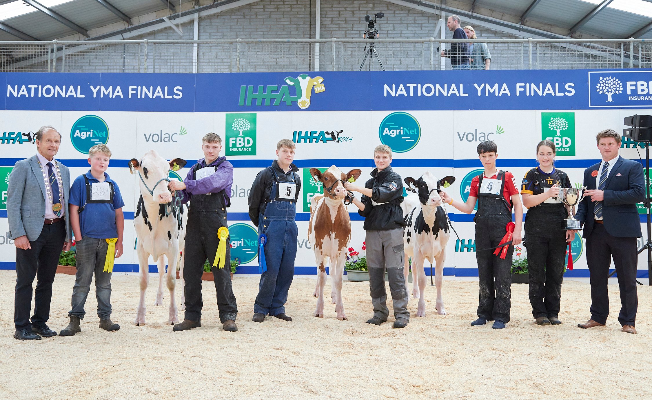 Finalists of the team clipping class, sponsored by David Clarke Livestock, with the Cork Friesian Breeders Club YMA perpetual trophy for team clipping. John O’Sullivan, IHFA President with, Jordan Donohue &amp; Cathal Mcloughney (Laois Offaly) 3rd, James Gregg &amp; Daniel Willis (Northern Ireland) 2nd, Stephen Harty &amp; Jennifer Harty (Cork) 1st with Judge Michael Yates. Image: Maria Kelly