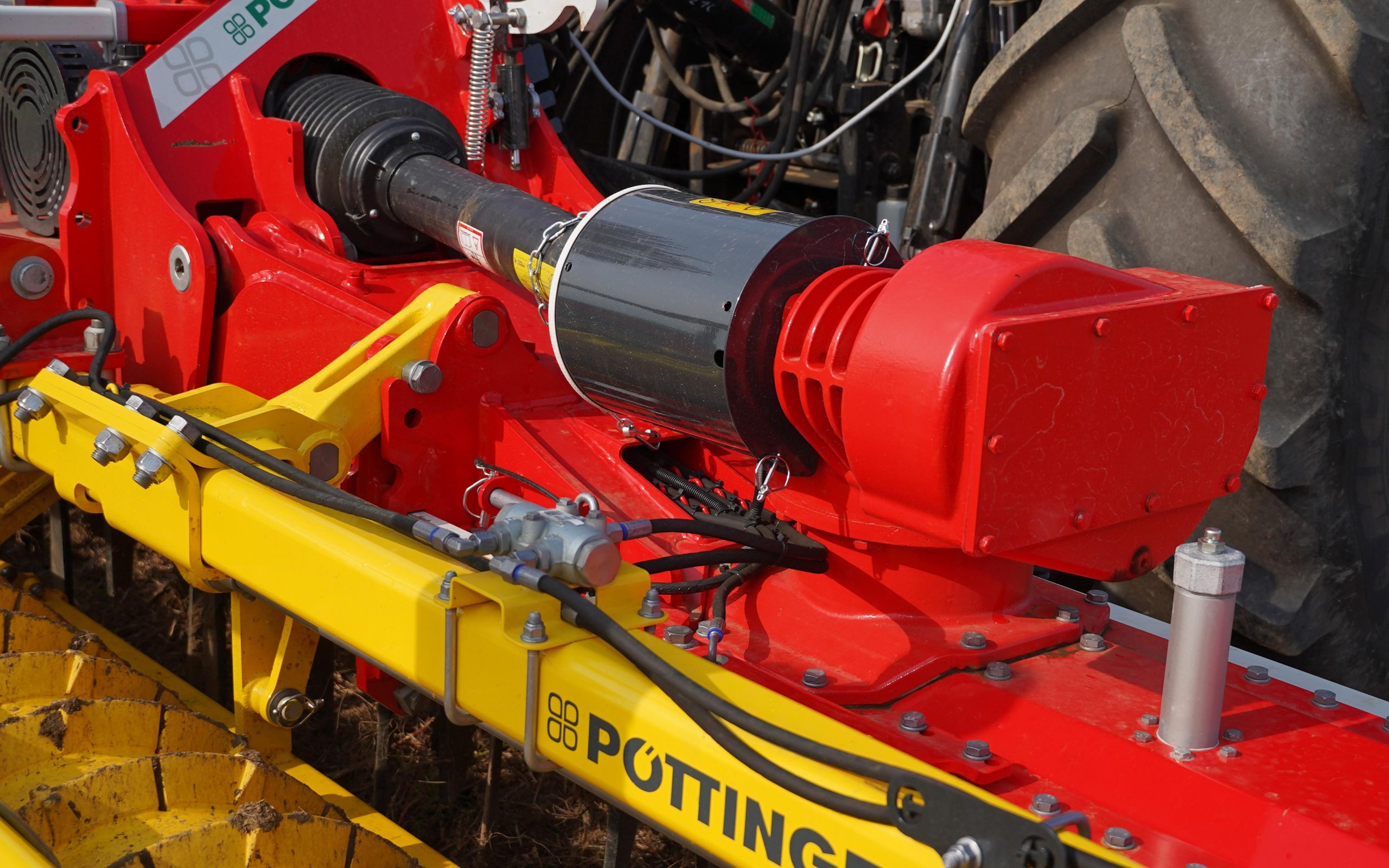 Rotor speed can be adjusted by changing gear sets in the two lateral gear boxes