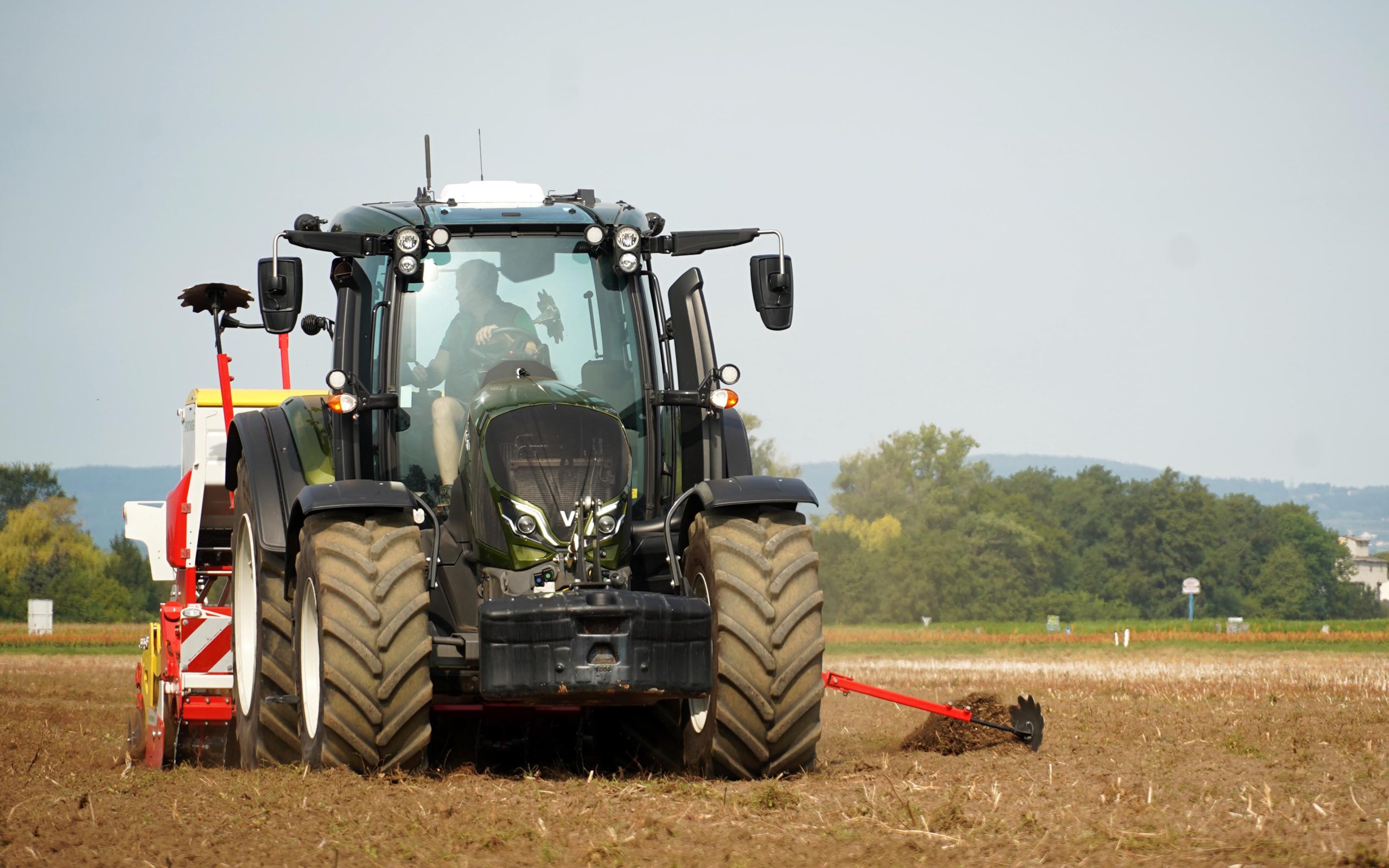 Matched to a 152hp Valtra N series the seeding combination was working well on the alluvial soils
