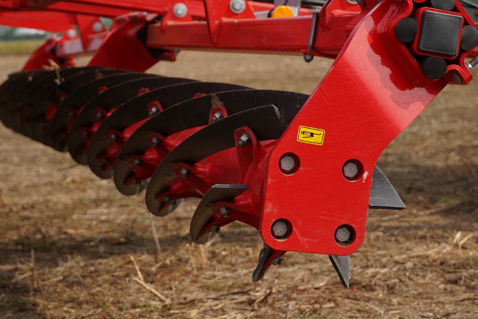 An optional knife roller helps reduce the stubble and green crops before incorporation