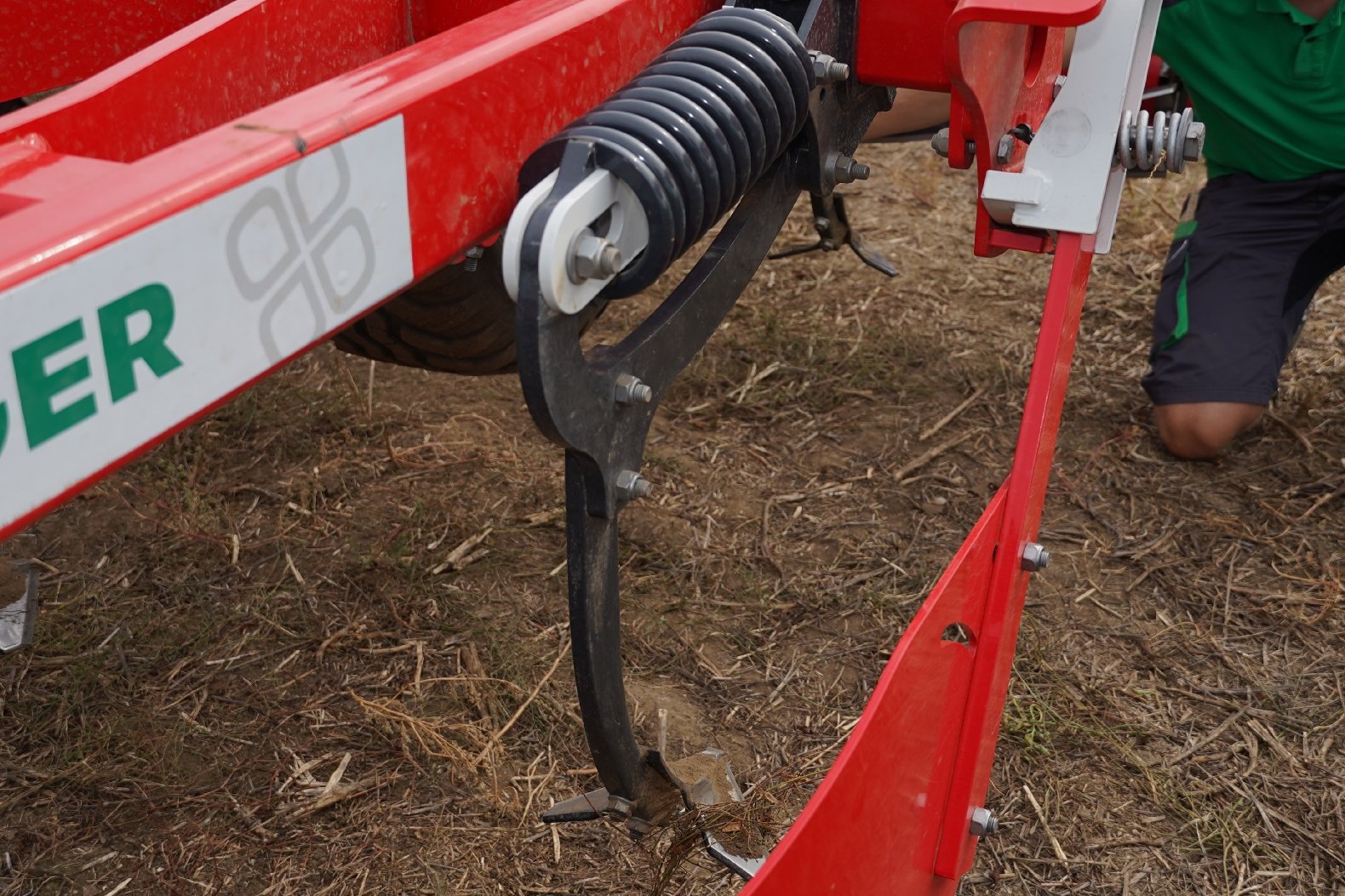 The rigid mounting of the tines reduces lateral movement to the minimum