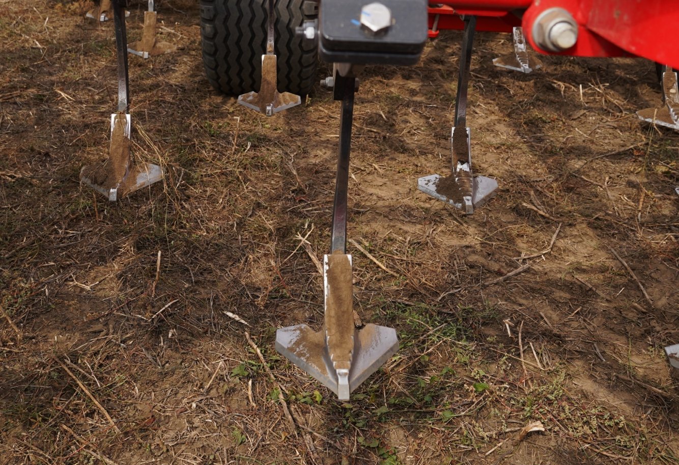 The duckfoot share are positioned to reduce overlap yet give an effective cutting and mixing effect