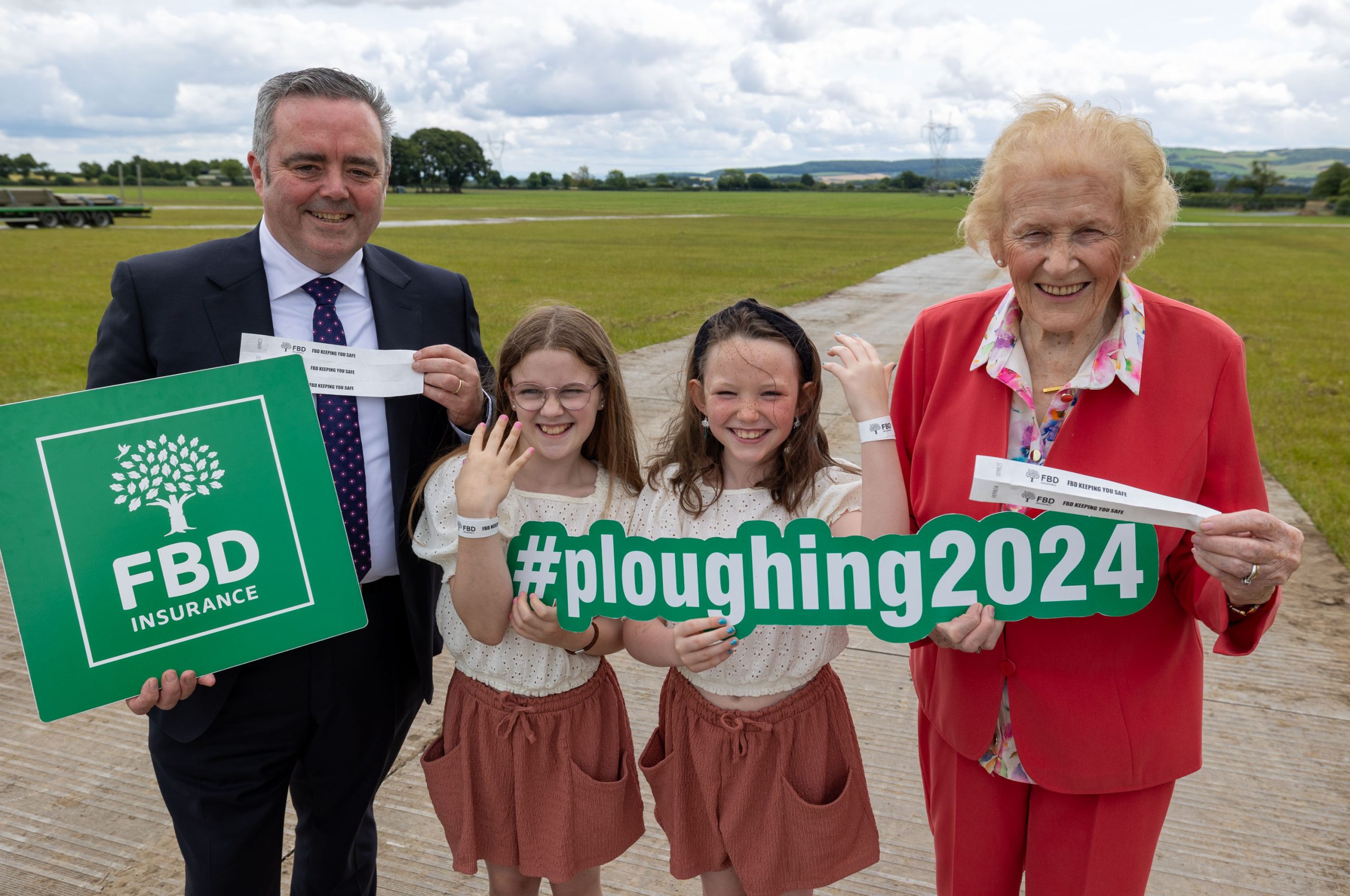 Tomás Ó Midheach from FBD with NPA managing director, Anna May McHugh and local children Rachel Kelly and Sarah Kelly. Image Source: Alf Harvey