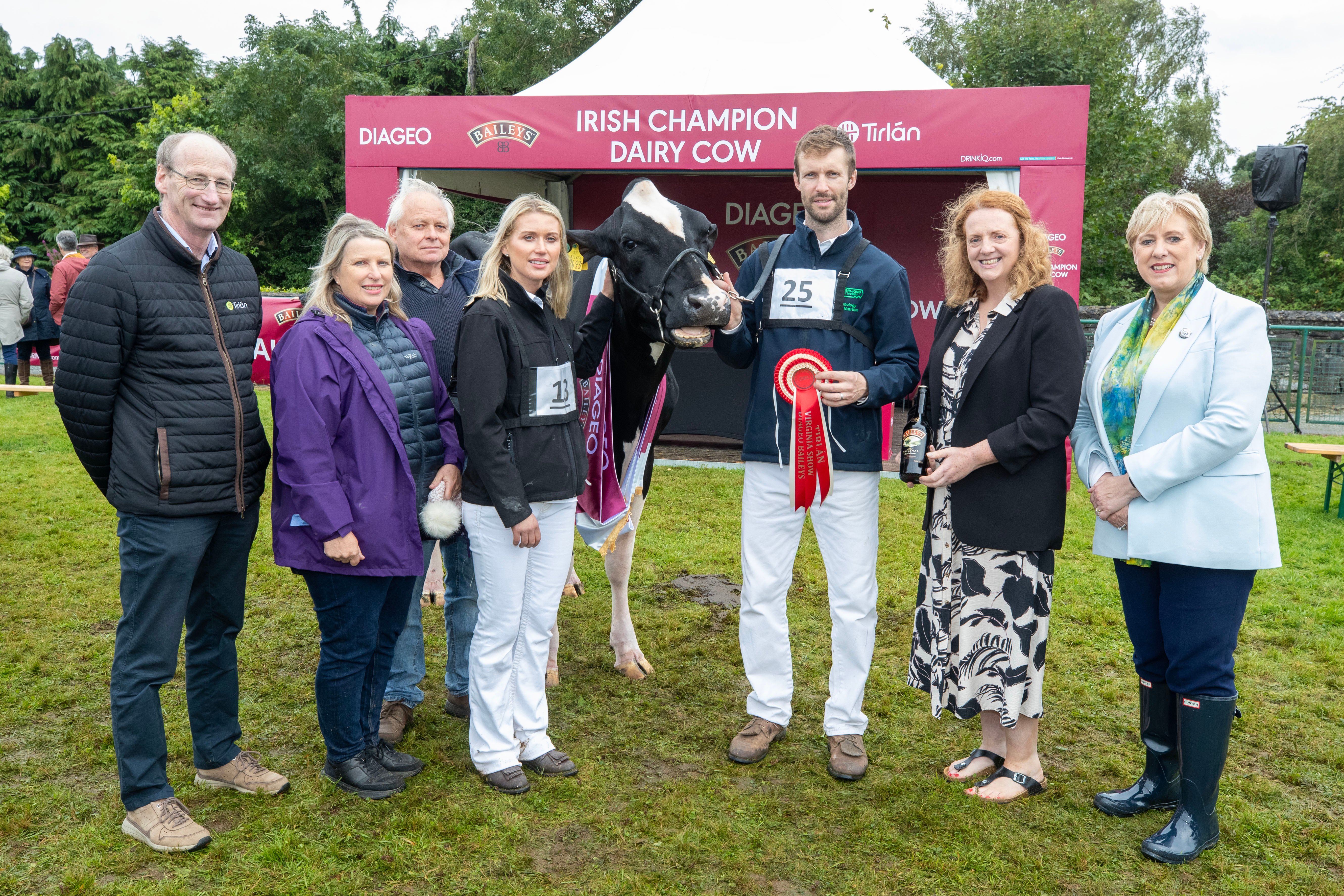 Reserve Champion in the 2024 Diageo Baileys Champion Cow competition were Jane &amp; Andrew Whittaker, Izzy &amp; Gary Jones owners of 'Knowlesmere Jones Unix Victoire VG', who are pictured with Tom Phelan, Vice Chairperson Tirlàn, Maighread McMahon, Head of Governence Baileys Operations at Diageo, and Heather Humphreys TD, Minister for Rural and Community Development.
Picture:  Finbarr O'Rourke