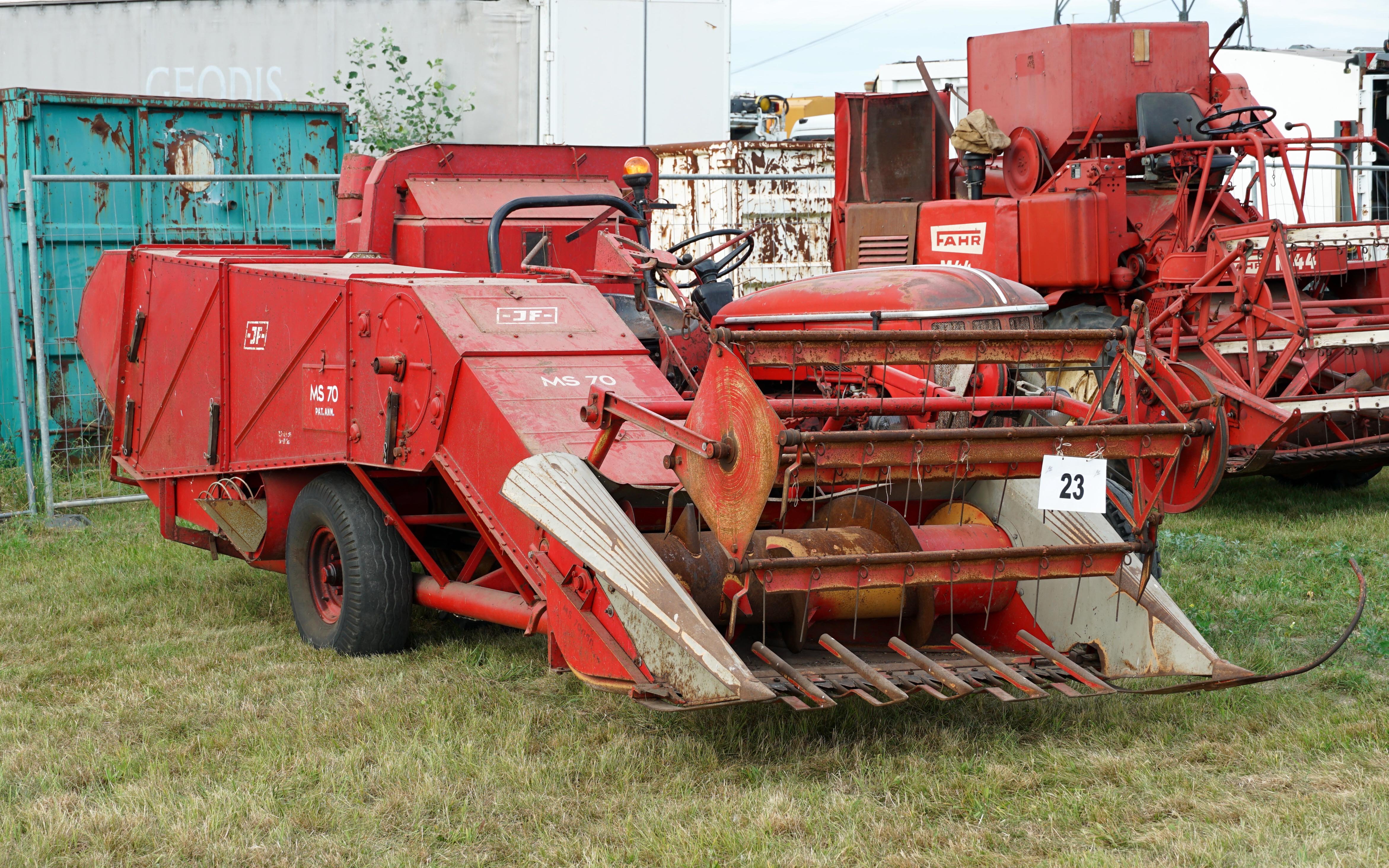 J. Freudendahl A/S, or JF for short, produced wrap around combines from 1962 onwards. Buried beneath this unit is a Hanomag 300 tractor