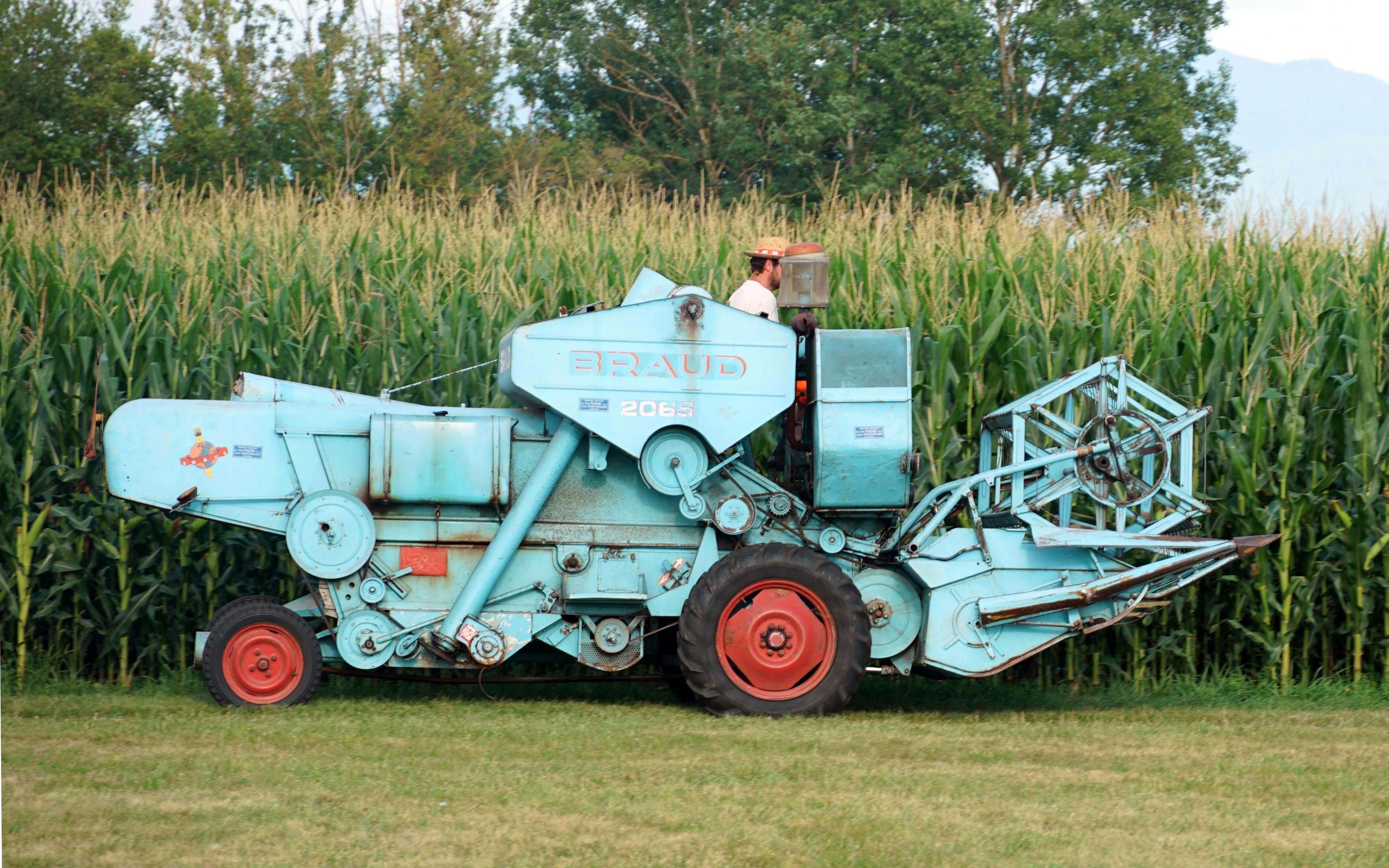 The Braud 2065 from 1969 could be converted to a self-propelled baler