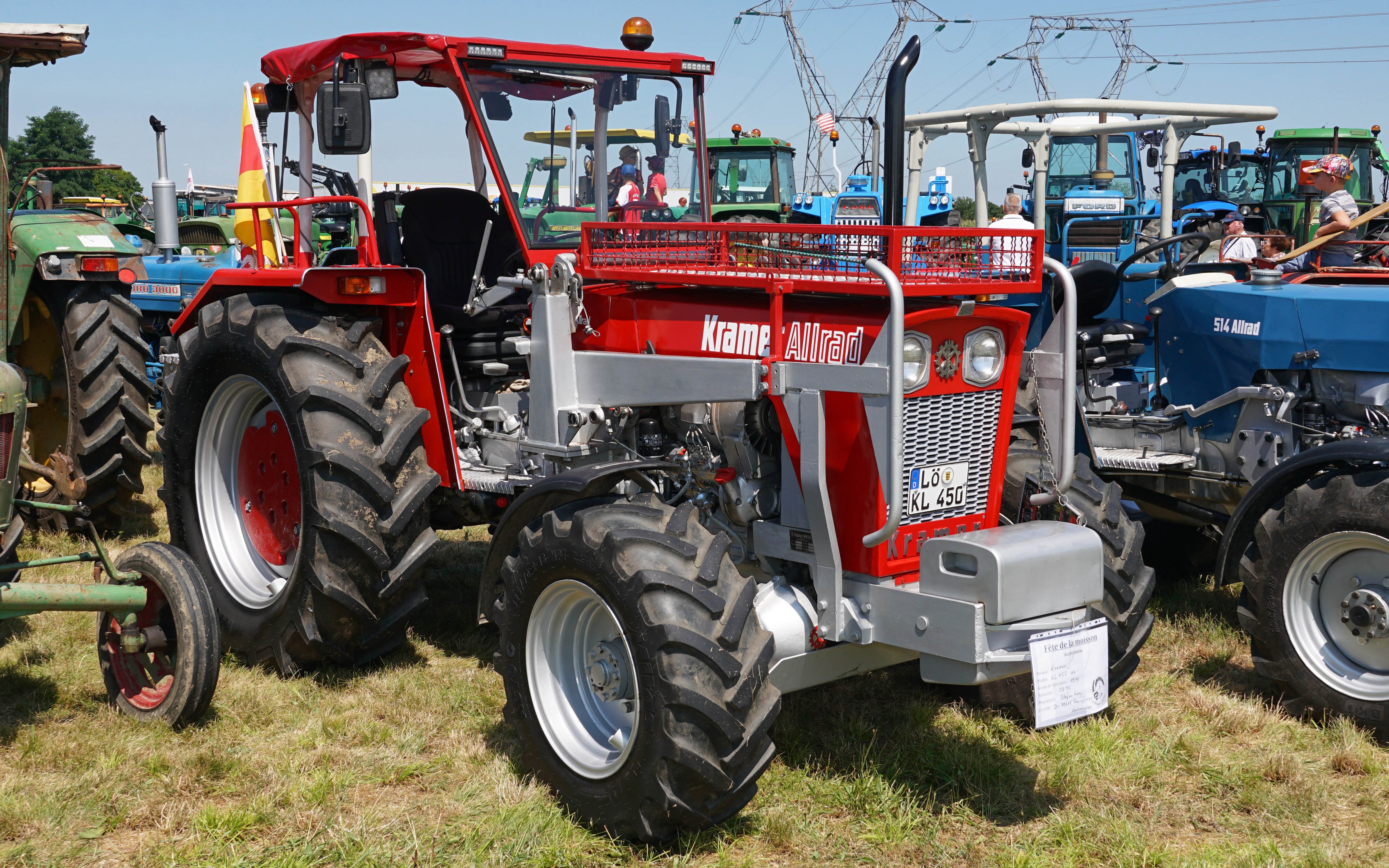 This 55hp Kramer Allrad 450 dates from 1970. Allrad indicates that it is all wheel drive. The continental manufacturers were well ahead of the big American corporations on this front