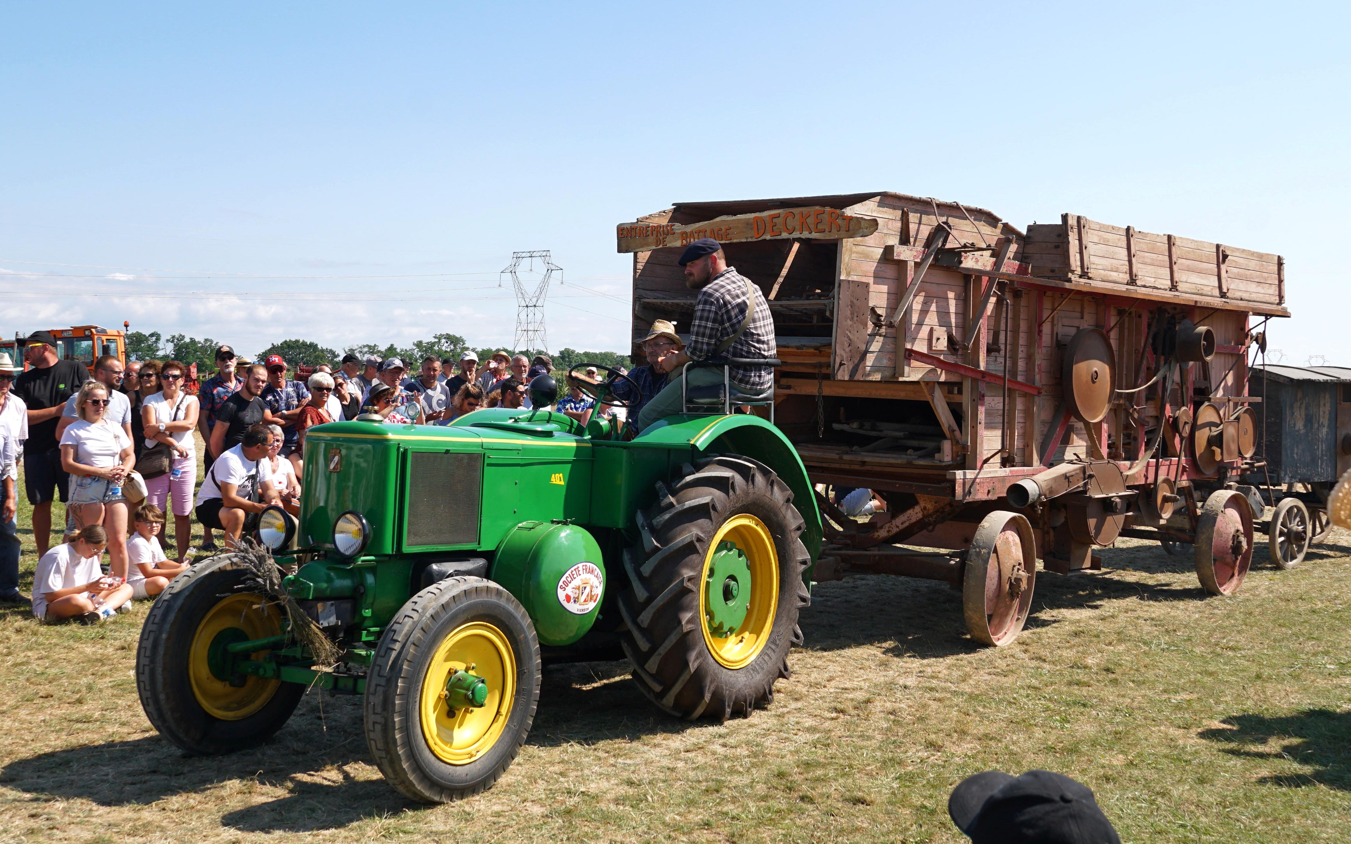 Threshers were also contractors tools in France, this one pulled by an SFV 401, the equivalent to a British single cylinder Marshall