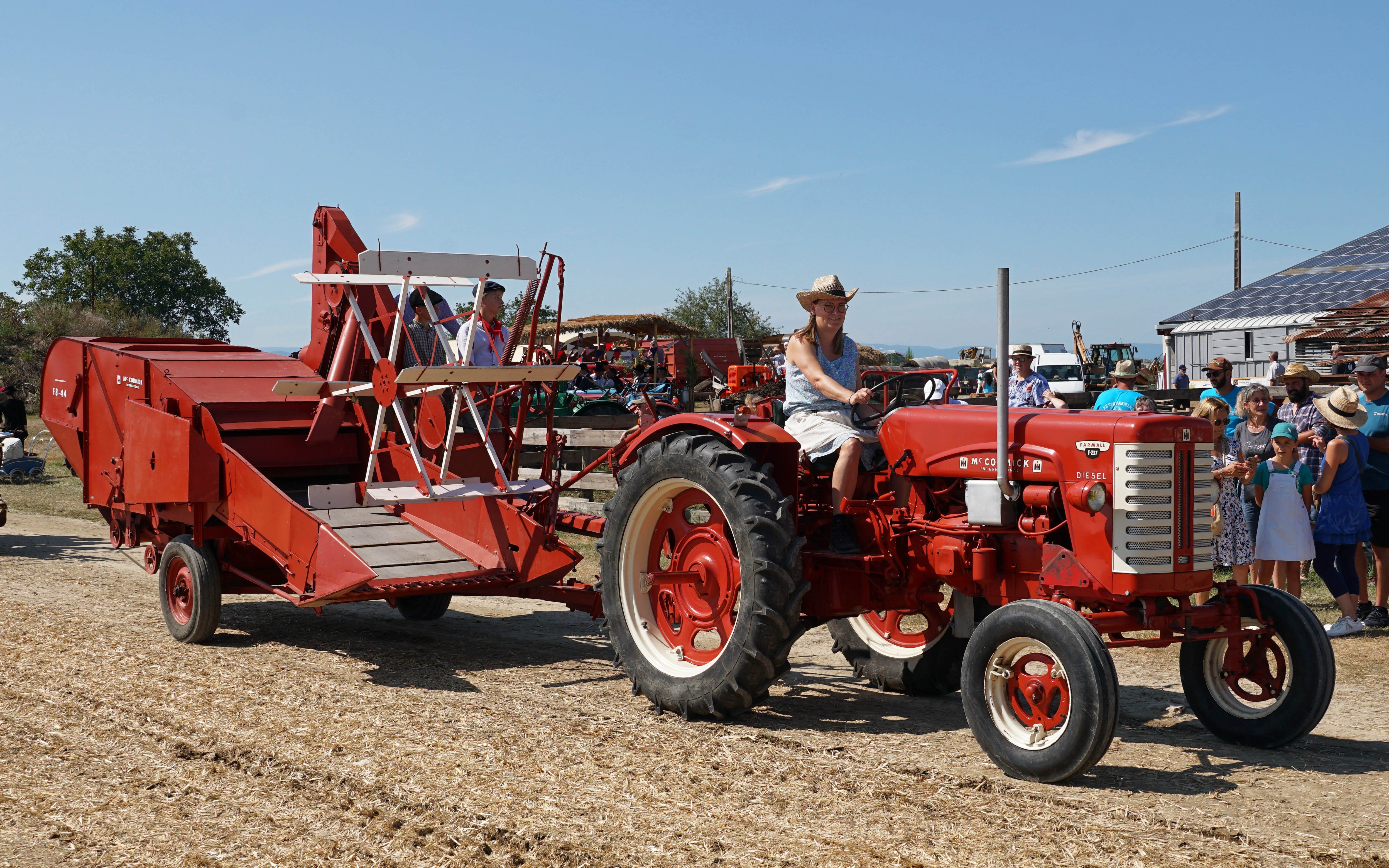The McCormick F8-44 had an identical drum and cutter width of 1.2m and is here being towed by a McCormick F-237 Diesel from the same era