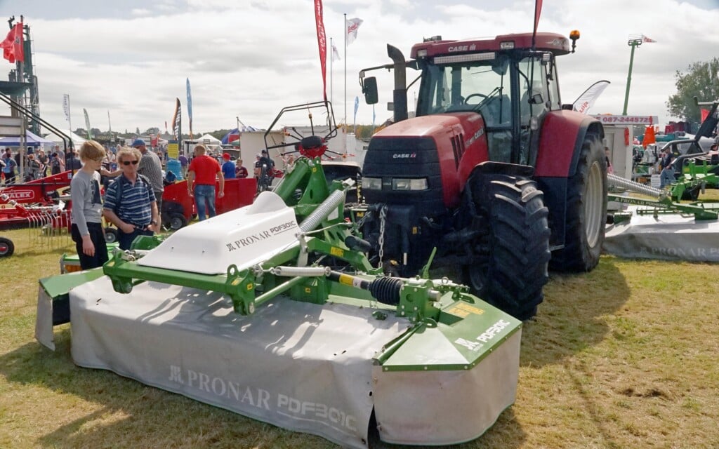 The front mower is the latest model but the rear combination set is two seasons old and hardly marked