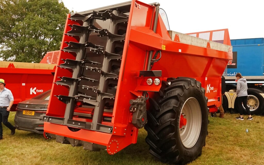 The Ktwo muck spreaders come in both vertical and horizontal beater form