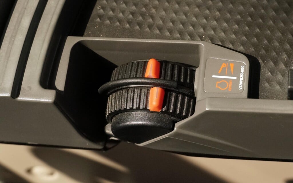 Two control dials lurk under the armrest. The lower controls the engine revs while the upper is the foot pedal sensitivity dial