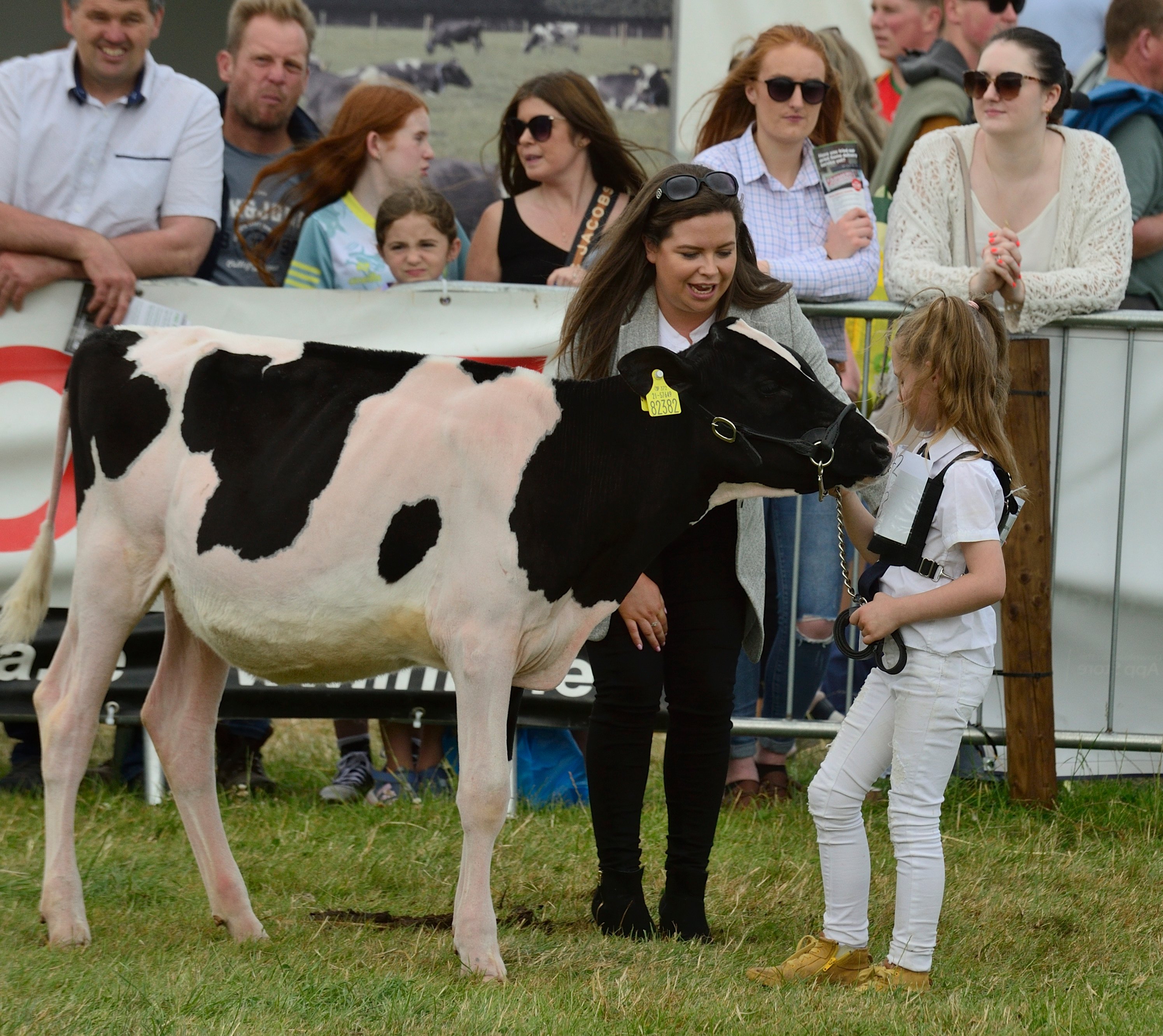 Judge Rachel McNamara with a young handler. Source: John Gill