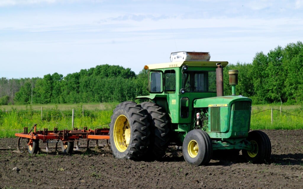 If extra traction was required in North America then extra wheels were bolted onto the same drive axle