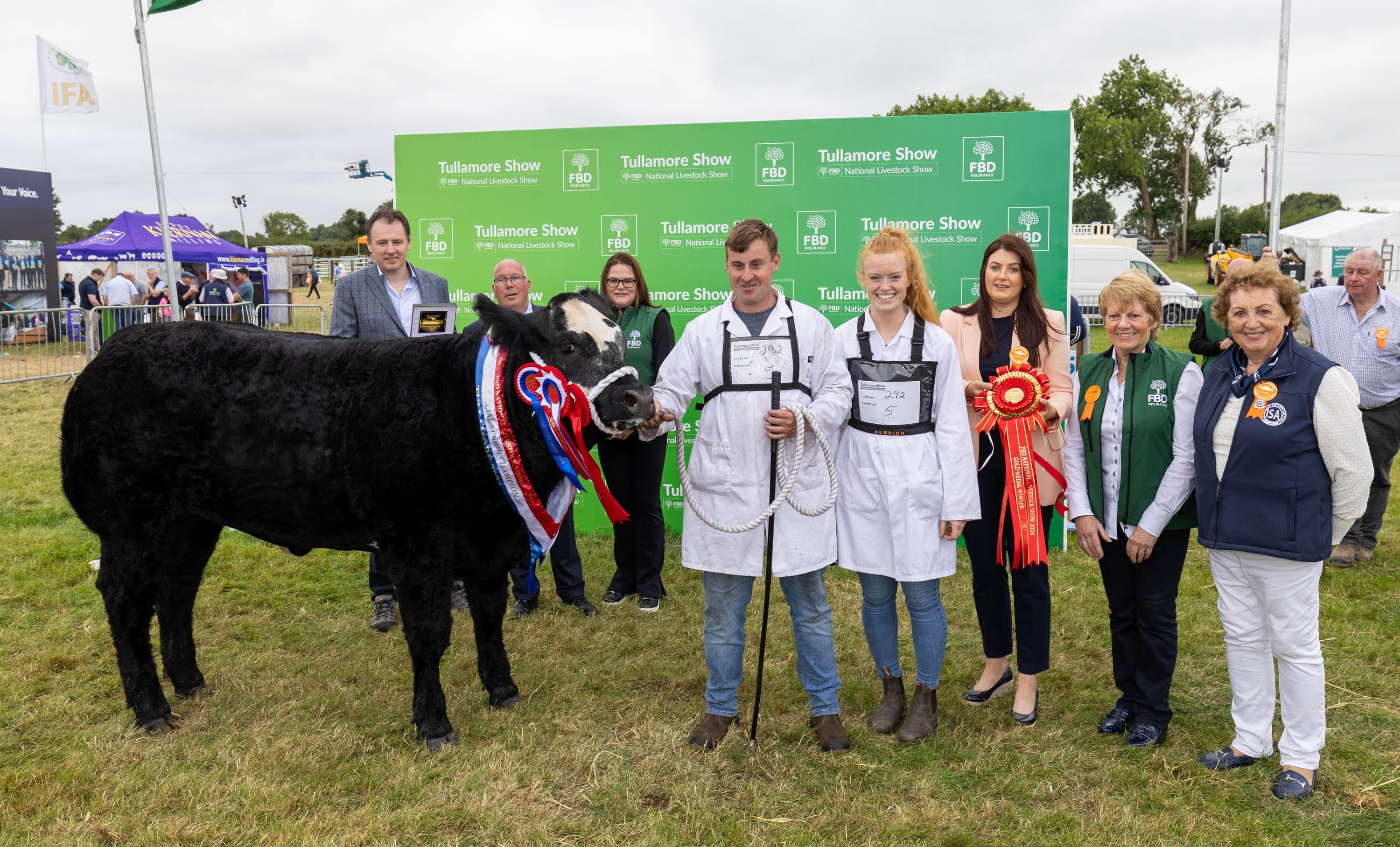 The Senior Commercial champion owned by Michael Lynch from Ballybofey, Co. Donegal, pictured with Minister for Agriculture, Food and the Marine Charlie McConalogue and representatives from Tullamore Show and FBD at Tullamore Sho.Source: Alf Harvey