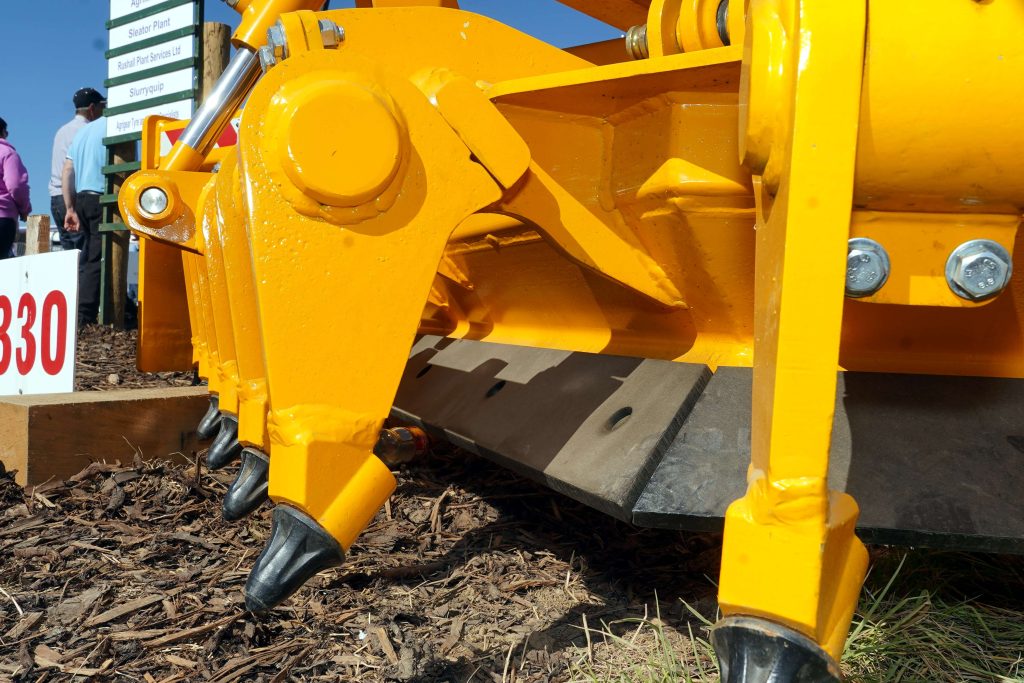 The teeth are borrowed from a tarmac planing machine so disrupting stone tracks is a relatively task