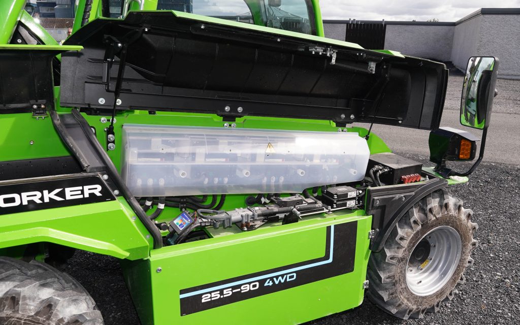 The Merlo eWorker runs on lead acid batteries in standard form yet still provides an eight-hour working day
