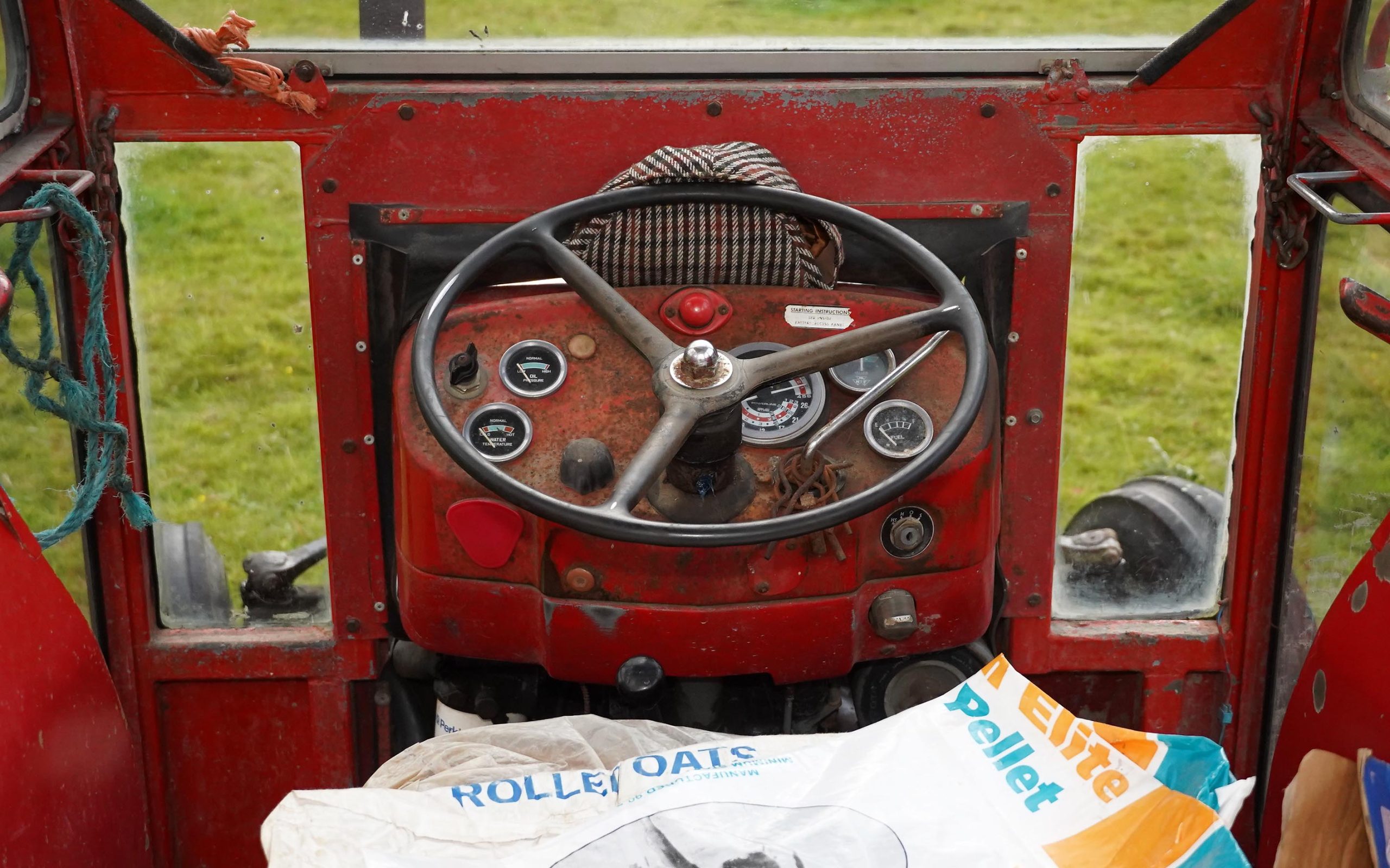 Cloth cap, feed bags for a cushion and lynch pins hanging from the hand throttle, confirm that this is a proper working classic