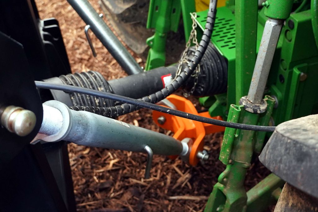 By utilising the PUH the hedge cutter is rigidly attached to the tractor and dismounting becomes an easier operation