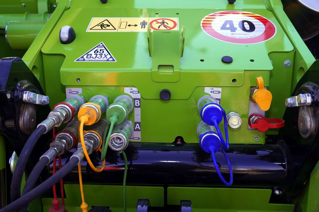 Four spool valves and two brake circuits come as standard on the Multifarmer