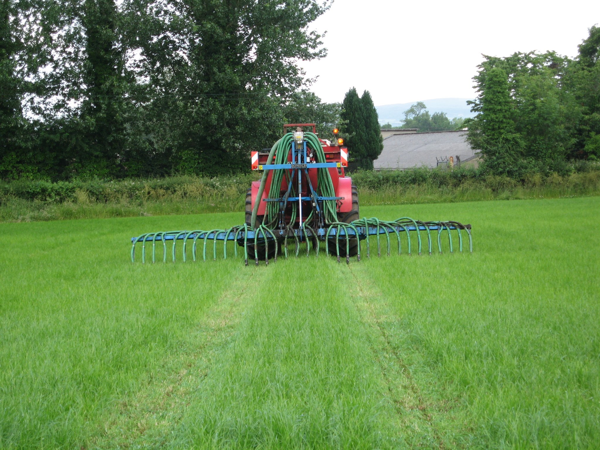 Slurry application on the CAFRE farms using Low Emission Slurry Spreading Equipment (trailing shoe). Image source: CAFRE