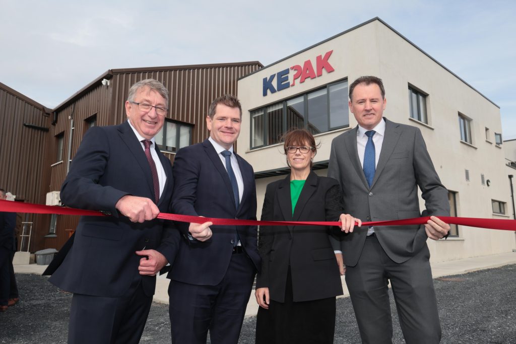 Simon Walker (left), CEO Kepak Group with Minister for Enterprise, Trade and Employment, Peter Burke; Jenny Melia, executive director, Enterprise Ireland; and Minister for Agriculture, Food and Marine, Charlie McConalogue at Kepak’s enhanced Kilbeggan factory in Co. Westmeath. Image source: XPOSURE