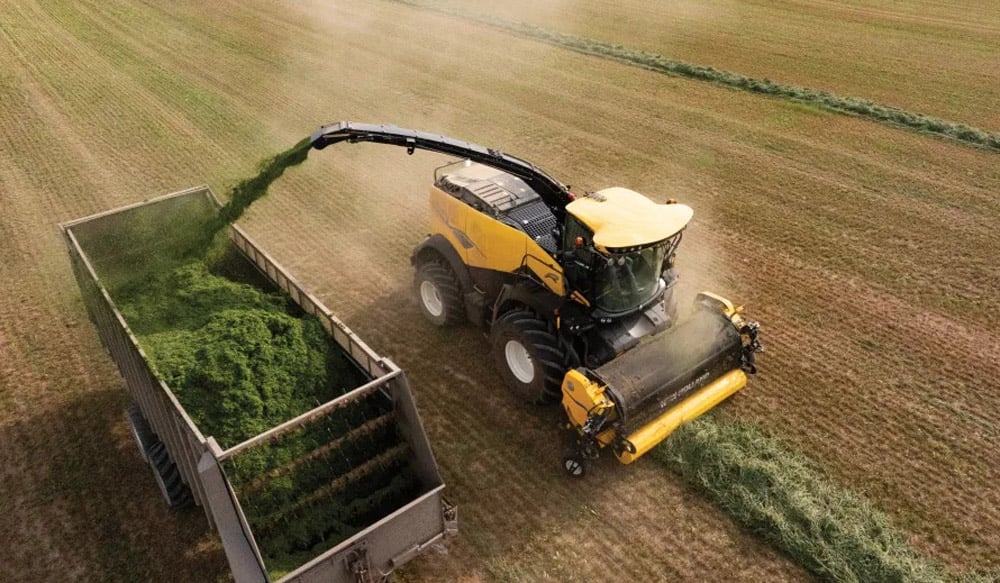 The New Holland CropSpeed sensor monitors the speed of the forage within the discharge chute