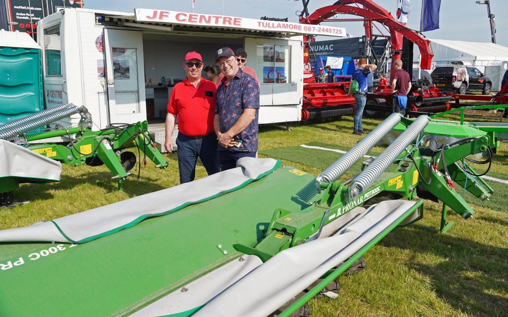 (L-r:) Alan Gethings with customer at Ploughing 2024