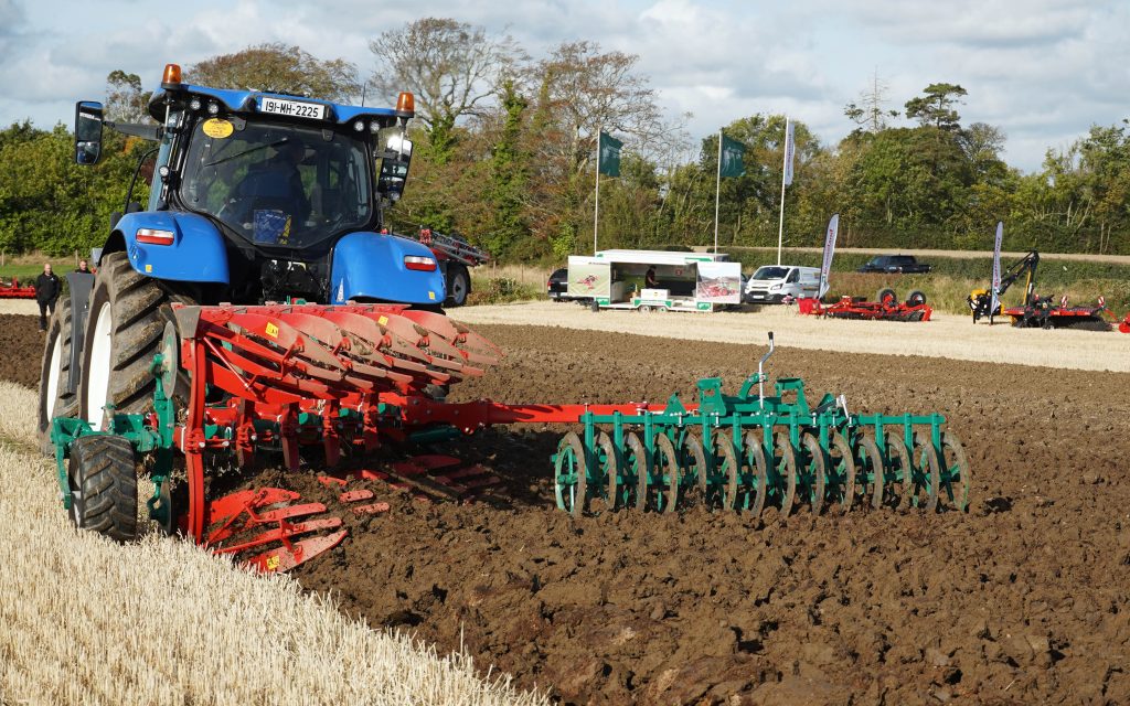The combination a NH T.7 210 providing 165hp and a five furrow plough with press made the ploughing appear effortless