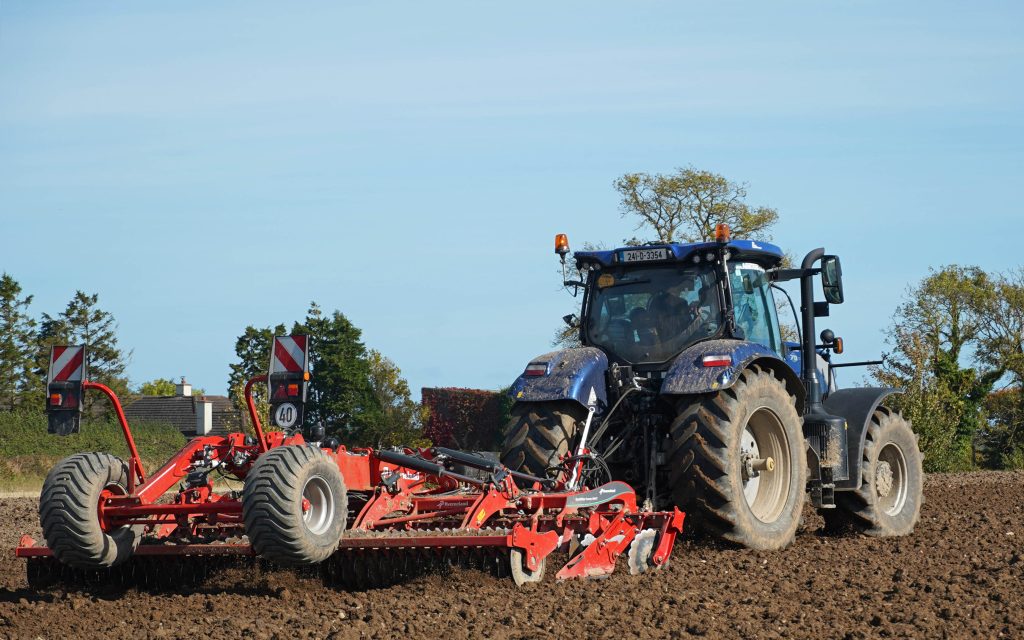 The 5m Qualidisc was efficiently reducing the plough furrows although it was unable to work the wheel marks in this situation