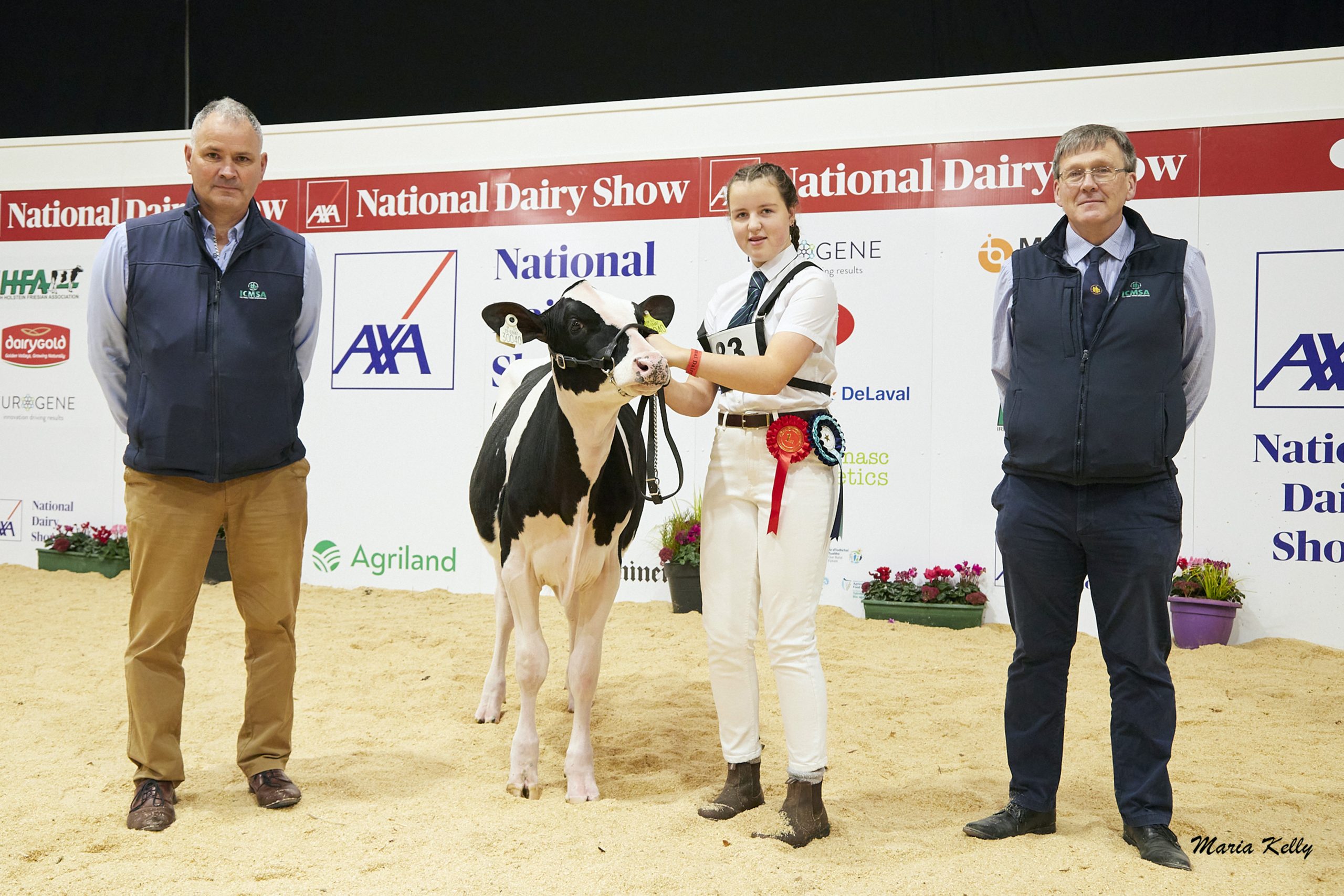 L-R: Michael Thornton, ICMSA (sponsor) winner Dellview Raelynn Angel exhibited by Gordon Kingston, Josephine Kelleher, Handler with John Wallis, ICMSA, sponsor. Photo: Maria Kelly