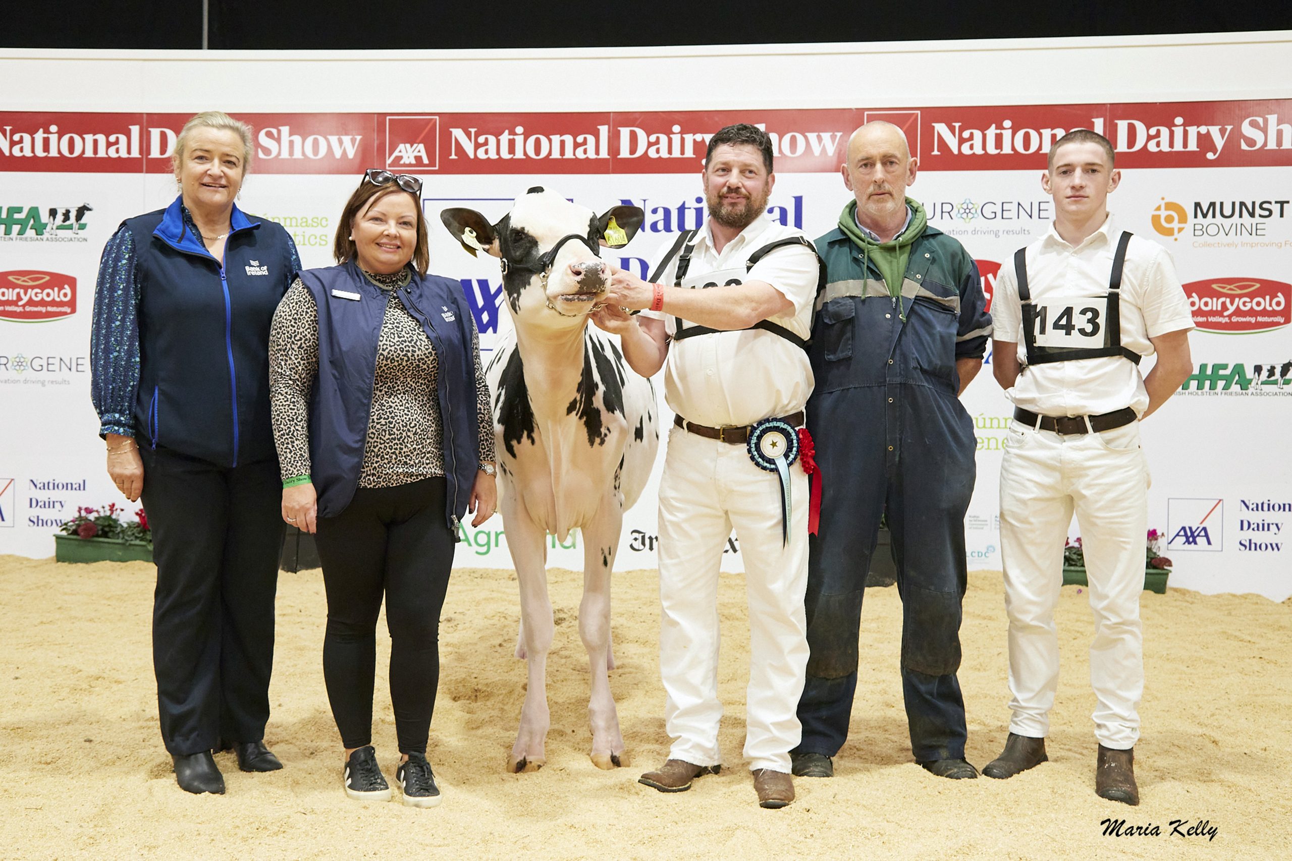 L-R: winner Evergreen Chief Lustre exhibited by Liam and Sandra Murphy, Maire Mc Carthy, Cait Irwin, Bank Of Ireland (sponsor), Steve McLoughlin, handler, Liam Murphy, owner, Manus Murphy. Maria McLoughlin. Photo: Maria Kelly