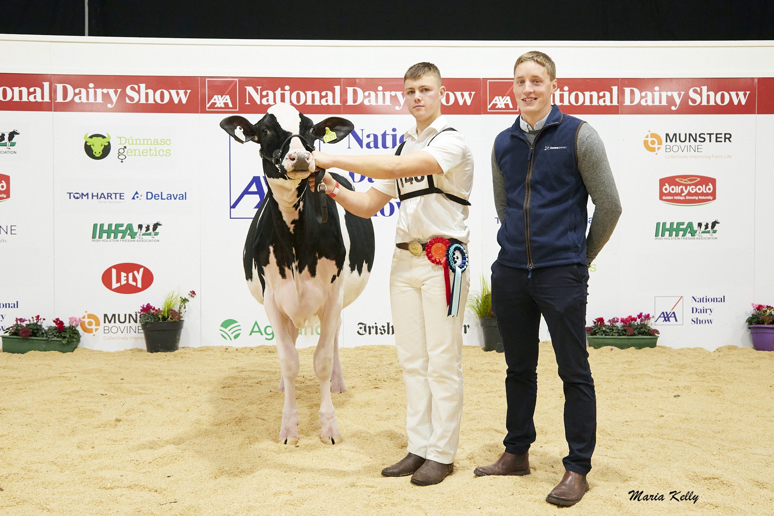 L-R: winner Hallow Sidekick Twizzle exhibited by Philip Jones, Will Jones (handler) with Sponsor, Marty Hayes, (Dovea Genetics). Photo: Maria Kelly