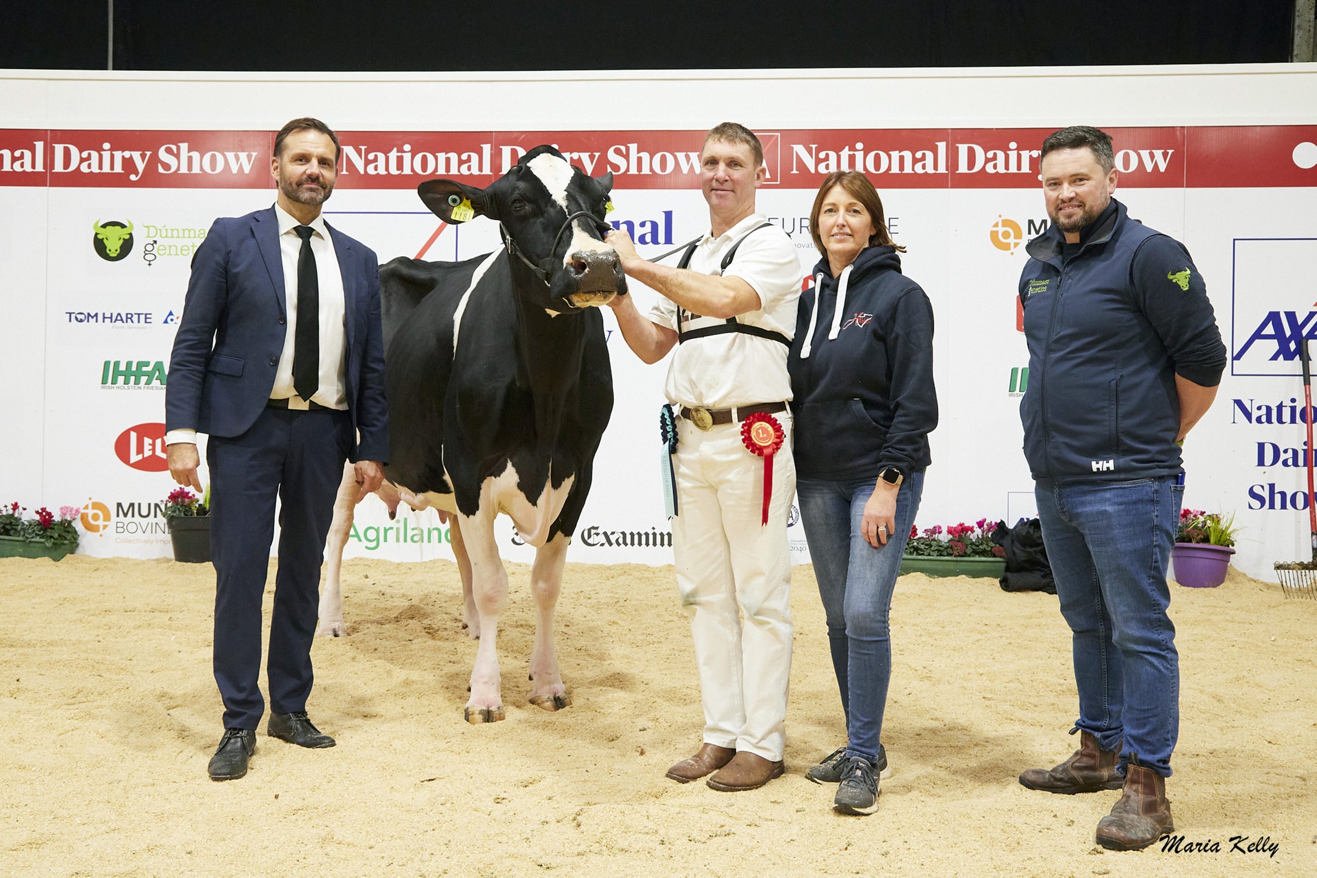 L-R: Judge Niels Erik Haahr, Hallow Atwood Twizzle 1181 exhibited by Philip Jones, Philip &amp; Linda Jones, Stephen Dowling, Dunmasc Genetics (sponsor). Photo: Maria Kelly.