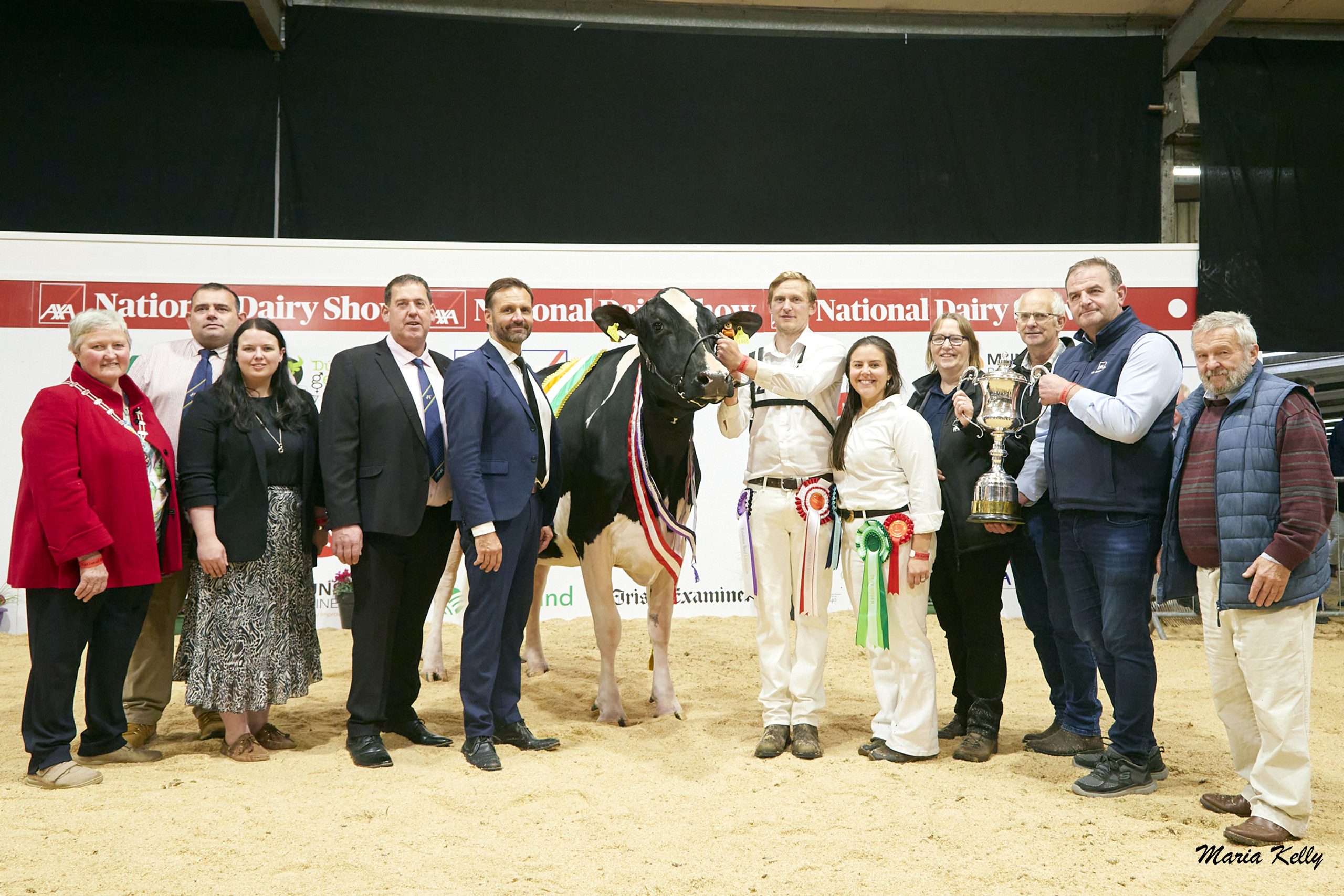 L-R: Ursula Forrest, Cork club president, Rachel Martin, Irish Examiner, Philip Whitley NDS, Denis Kiely National Dairy Show director, judge Niels Erik Haahr, National Dairy Show Supreme Champion 2024 Eedy Doorman Fame exhibited by R&amp;S and J&amp;L Helen, Jason Helen, Laura Helen, Sylvia Helen, Robert Helen, Tom McCarthy, AXA, Reg Cornthwaite. Source: Maria Kelly