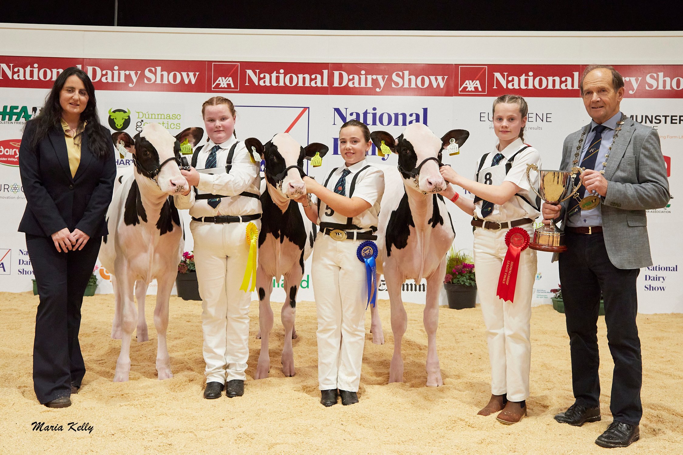 AXA National Dairy Show 2024, YMA Showmanship League Finals, Class A Handler aged 12 yrs and under on 1st Jan  ‘24 exhibiting a Holstein or Jersey Calf – L-r: Judge, Leiza Montgomery, Georgie Hynes 3rd, Eva Hickey 2nd, Zoe Greenan 1st, with John O’ Sullivan, IHFA President on behalf of Sponsor FBD. Image: Maria Kelly