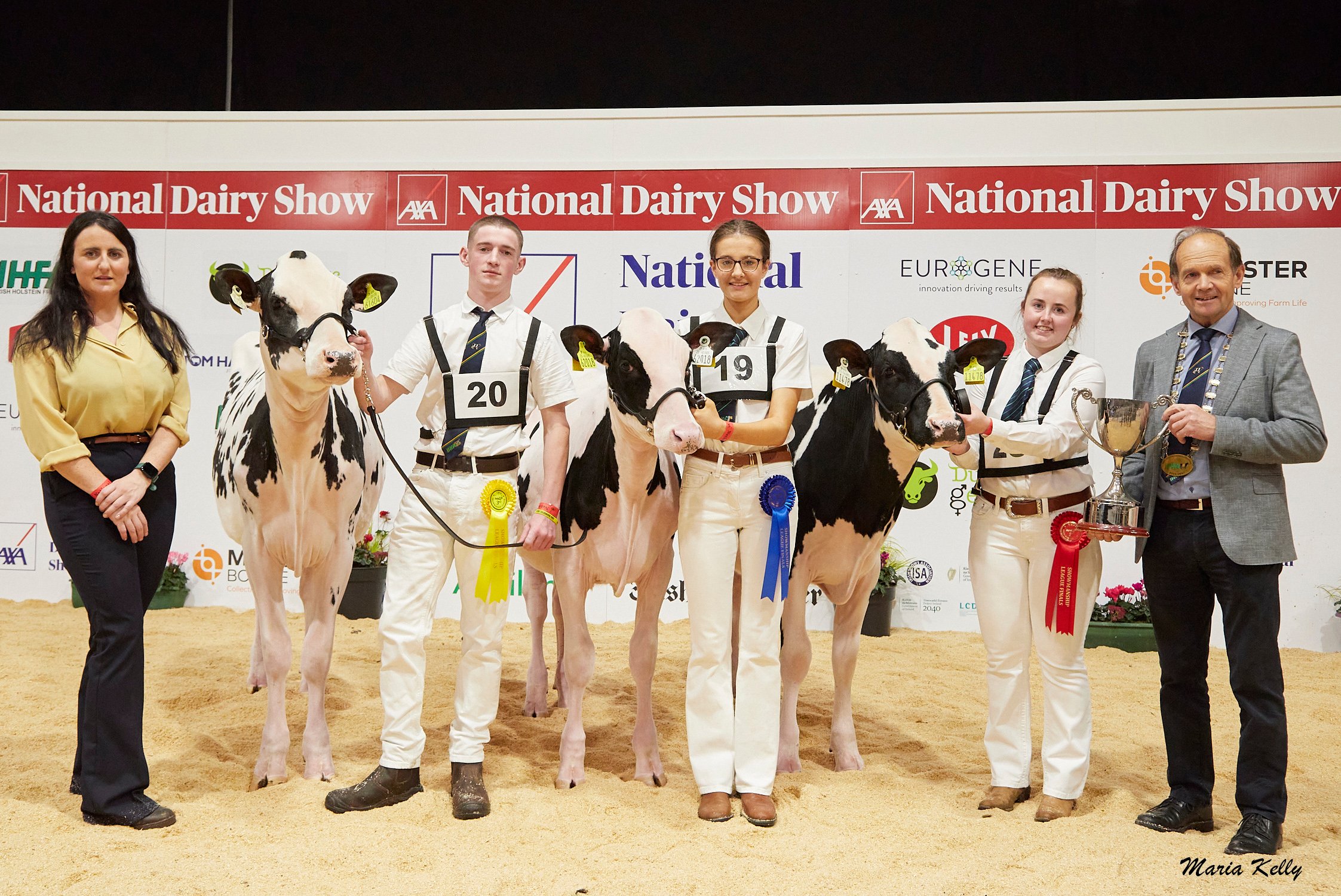 AXA National Dairy Show 2024, YMA C Handler aged 17 - 26 years on 1st Jan ‘24 exhibiting a Holstein or Jersey Calf, L-r:  Judge, Leiza Montgomery, Manus Murphy 3rd, Hannah Greenan 2nd,  Sarah Williamson 1st, Rachel Corley, John O’ Sullivan IHFA President on behalf of Sponsor FBD. Image: Maria Kelly