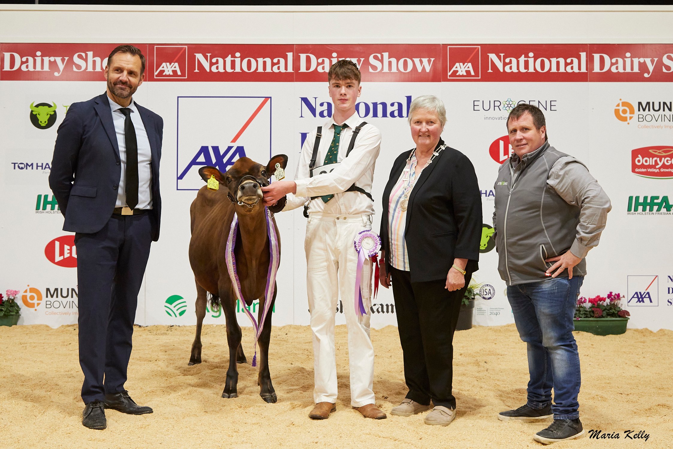 L-r: Judge, Niels Erik Haahr, Pilmorepride Chocochip Moll exhibited by Pat Ahern, Conor Ahern, handler, Ursula Forrest, Cork Holstein Friesian Breeders Club president, Mike Hannon of Smaxtec. Source: Maria Kelly
