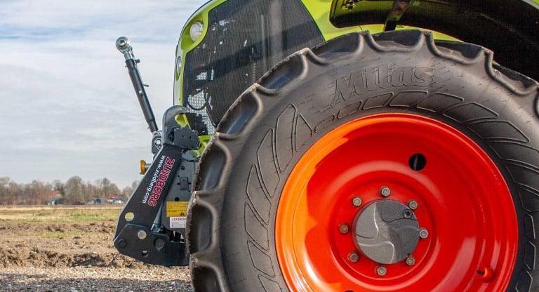 The Zuidberg aftermarket front linkage sits close to the front of the tractor