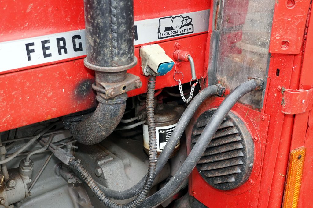 Cab heater and charging point for the engine heater are to be found on the front left of the cab