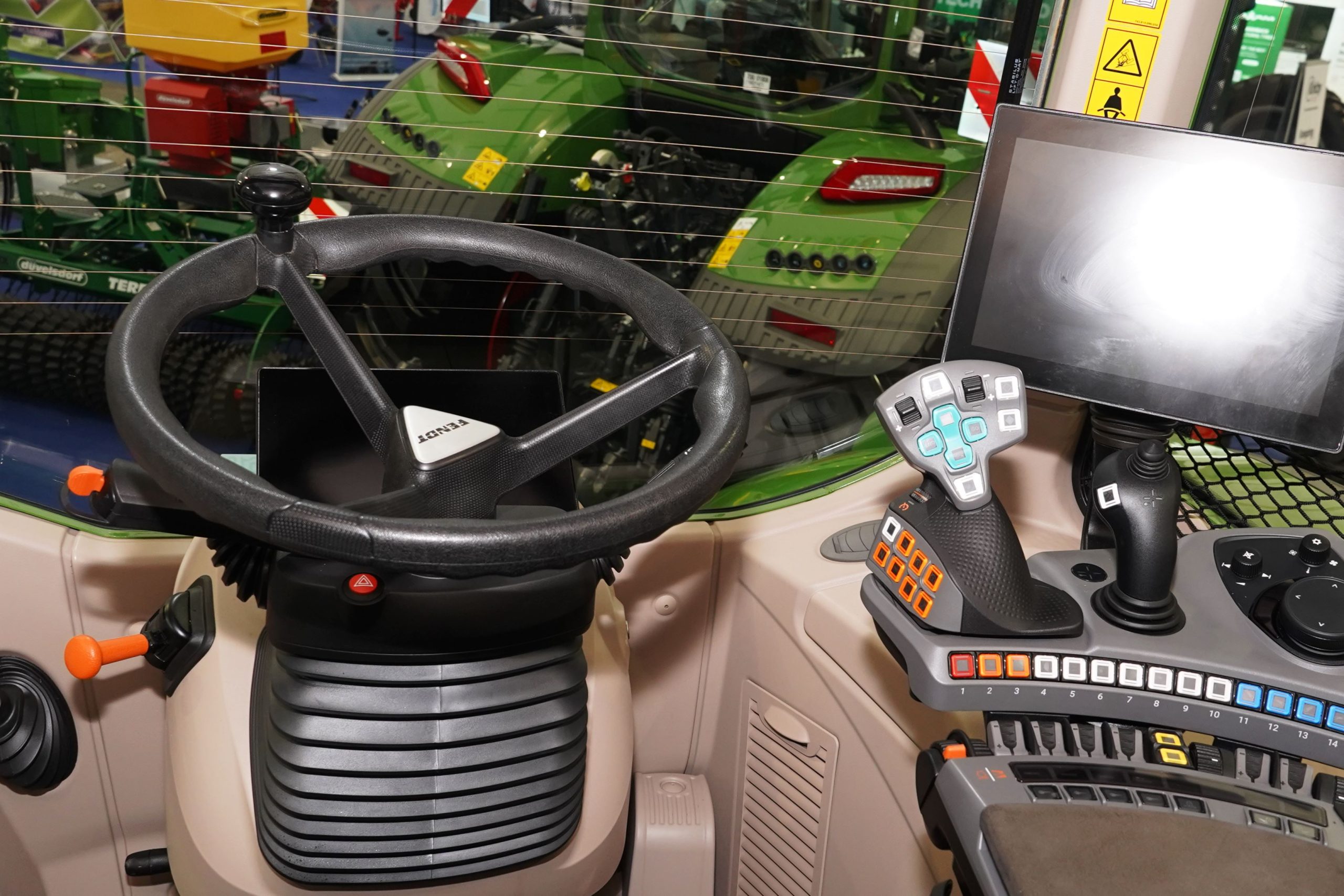 The Fendt Reverse Drive option swings all the controls around with the seat