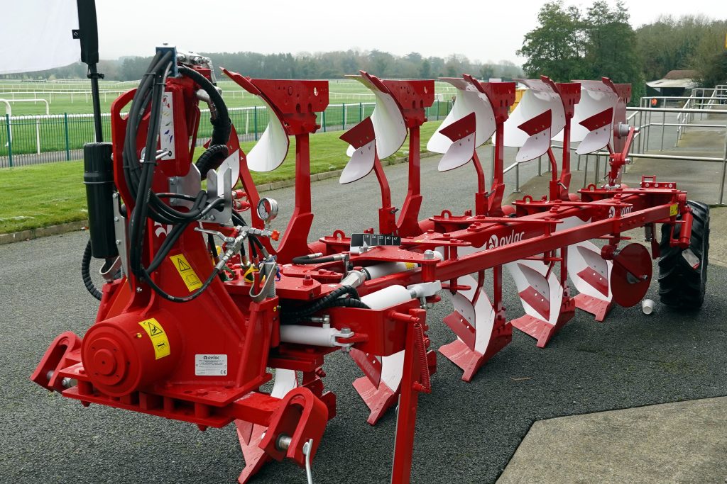 The base series plough still carries the oscillating cross bar and Hardox components