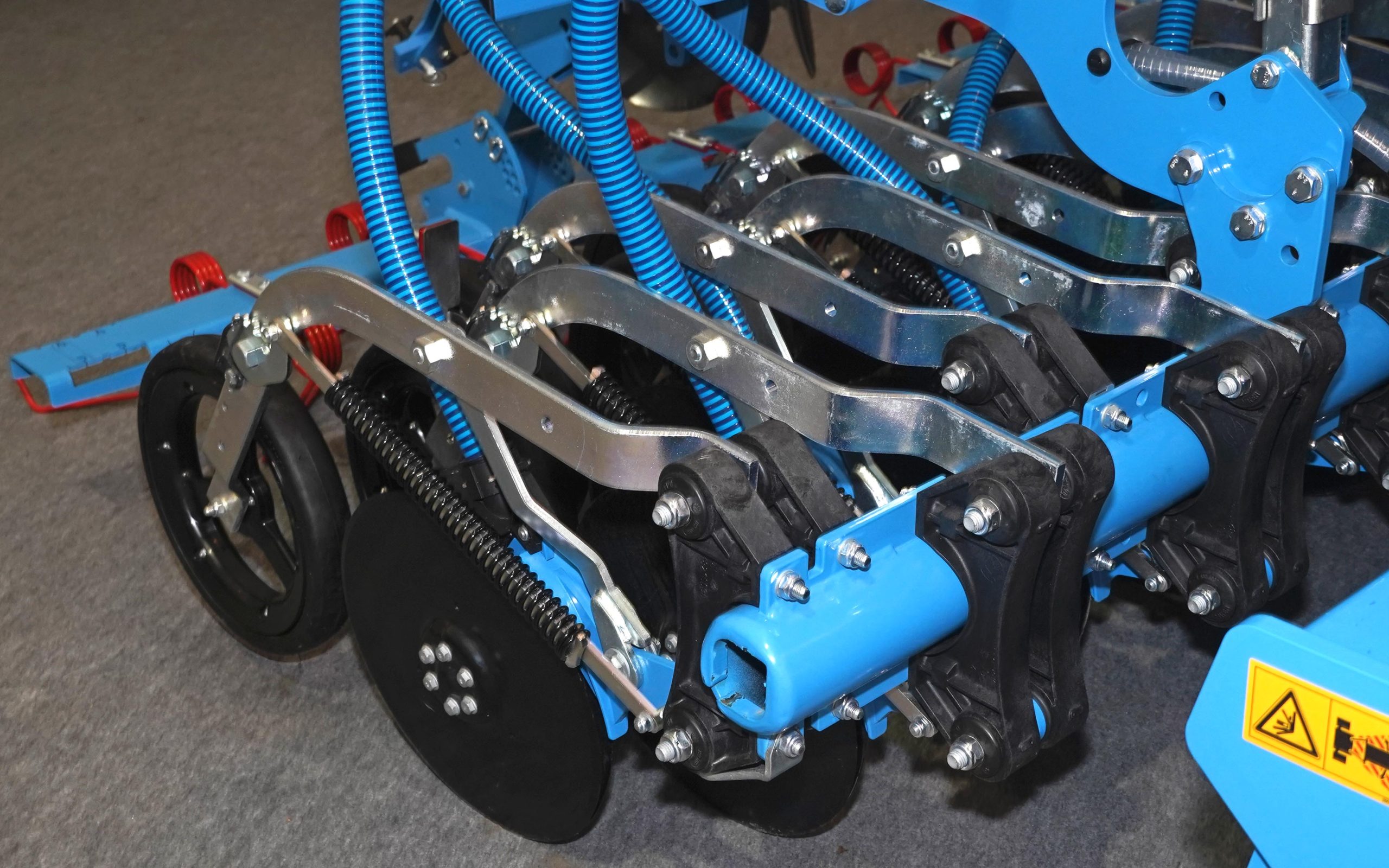 Lemken adheres strictly to its double disc coulter design