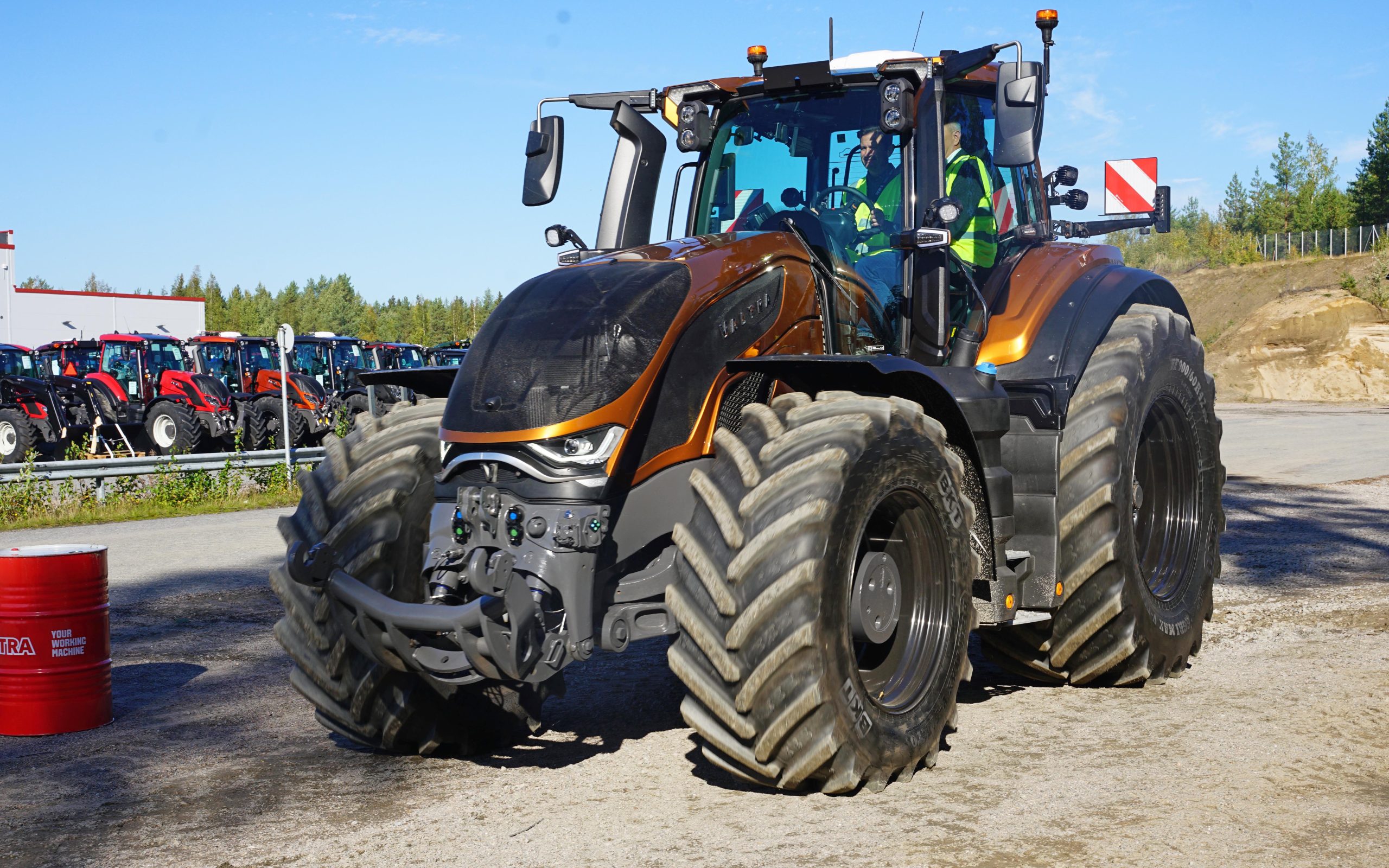 With 425hp on tap the top end Valtra S415 would classify as a 4WD tractor in the American system if it were not for the unequal sized wheels