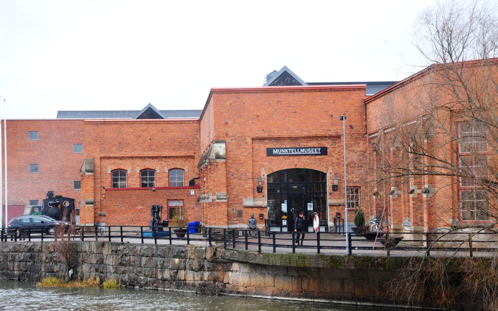 Kverneland is said to have been impressed by the Munktell works at Eskilstuna in Sweden