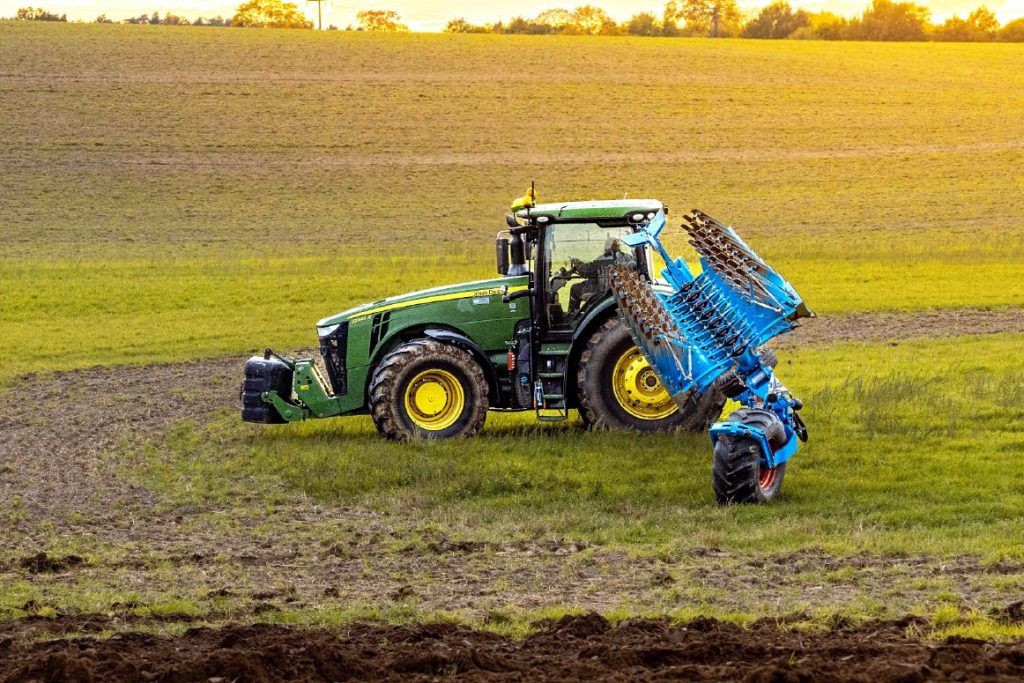 Turning the plough on the headlands is eased by the 90° turn available in the headstock